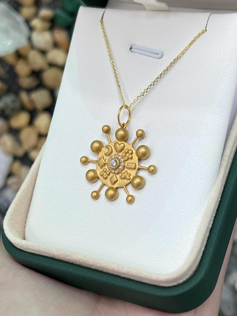 Moderno Ciondolo Celeste con diamante da 0,15tcw  Lunetta in oro 14K e design aureolato a forma di cuore e luna in vendita