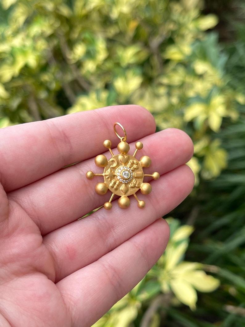 Ciondolo Celeste con diamante da 0,15tcw  Lunetta in oro 14K e design aureolato a forma di cuore e luna In condizioni Nuovo in vendita a Jupiter, FL