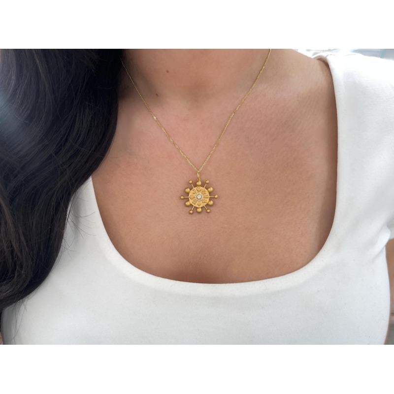 Donna Ciondolo Celeste con diamante da 0,15tcw  Lunetta in oro 14K e design aureolato a forma di cuore e luna in vendita