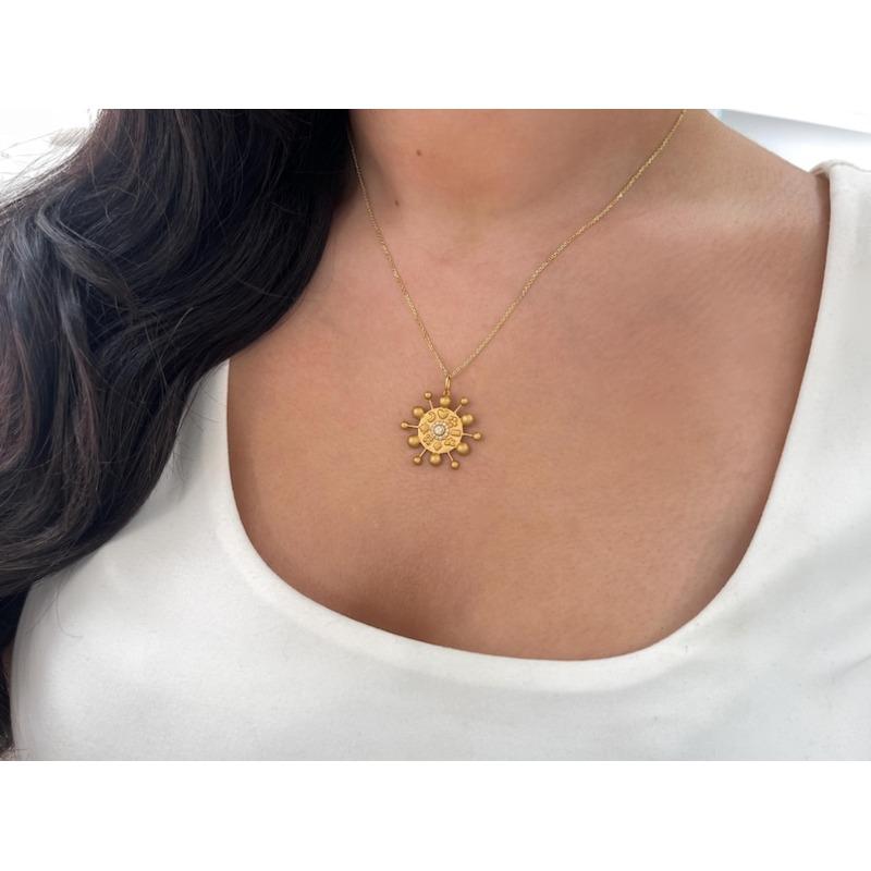 Ciondolo Celeste con diamante da 0,15tcw  Lunetta in oro 14K e design aureolato a forma di cuore e luna in vendita 2