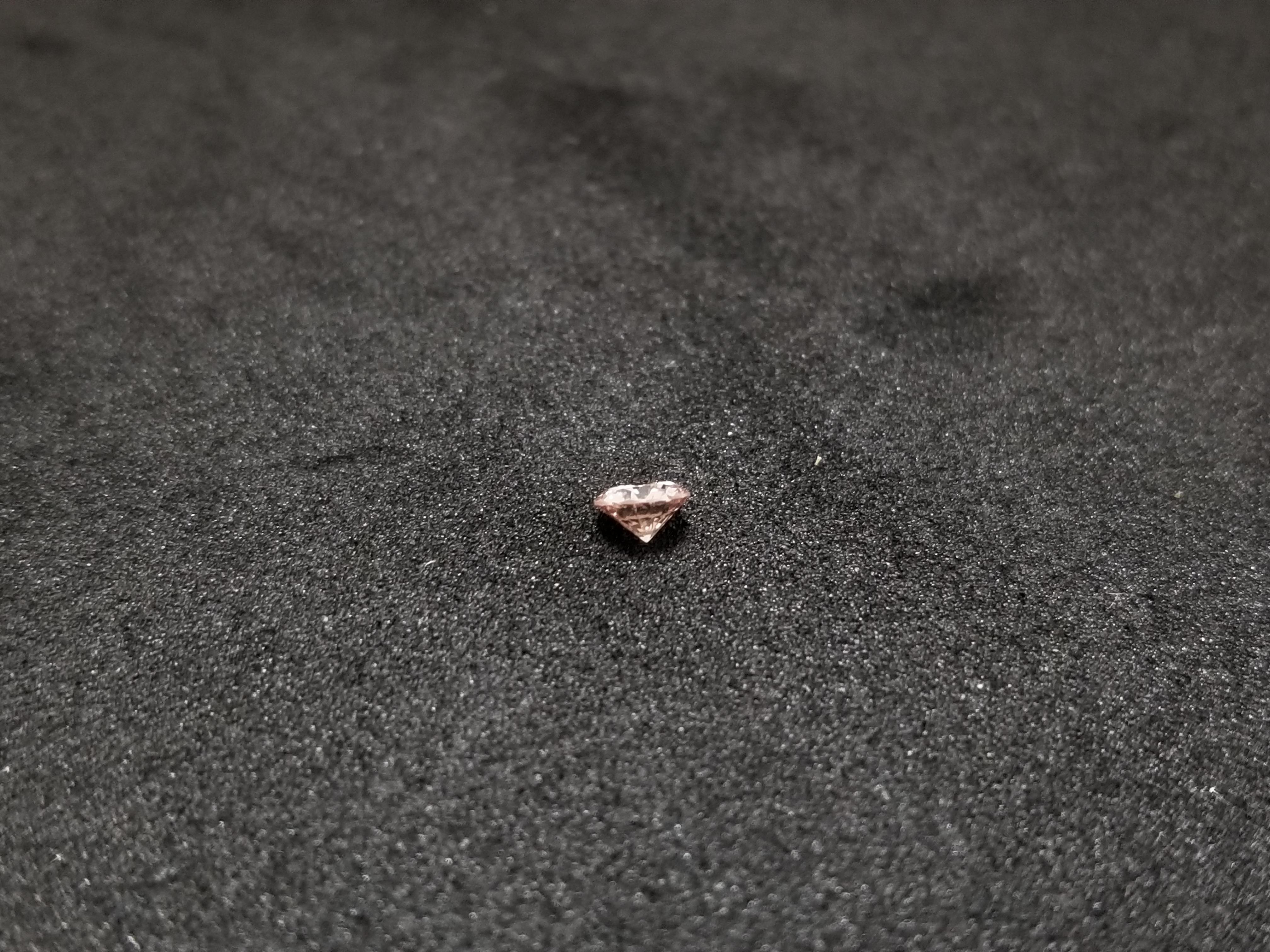 Natürlicher orangeroter Diamant in runder Form mit einem Gewicht von 0,16 Karat. 

*Kostenloser Versand innerhalb der U.S.A.