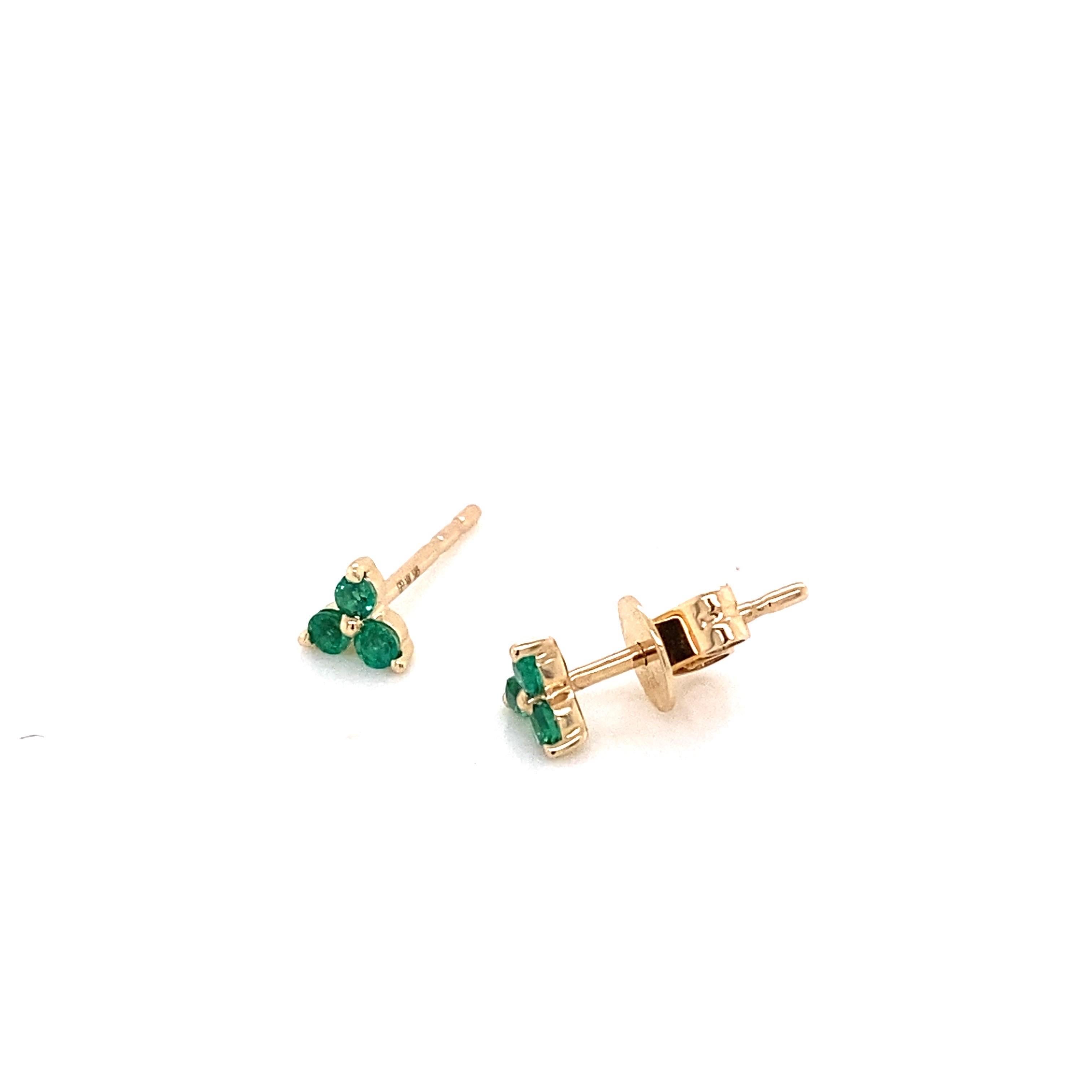 Diese zierlichen Ohrringe bestehen aus einem Trio von Smaragden, die in 14 Karat Gelbgold gefasst sind. Friktionspfosten mit Schmetterlingsrücken. Perfekt, um sie zusammen zu tragen oder mit anderen Ohrringen zu kombinieren. 
Abmessungen: 5mm x 4mm