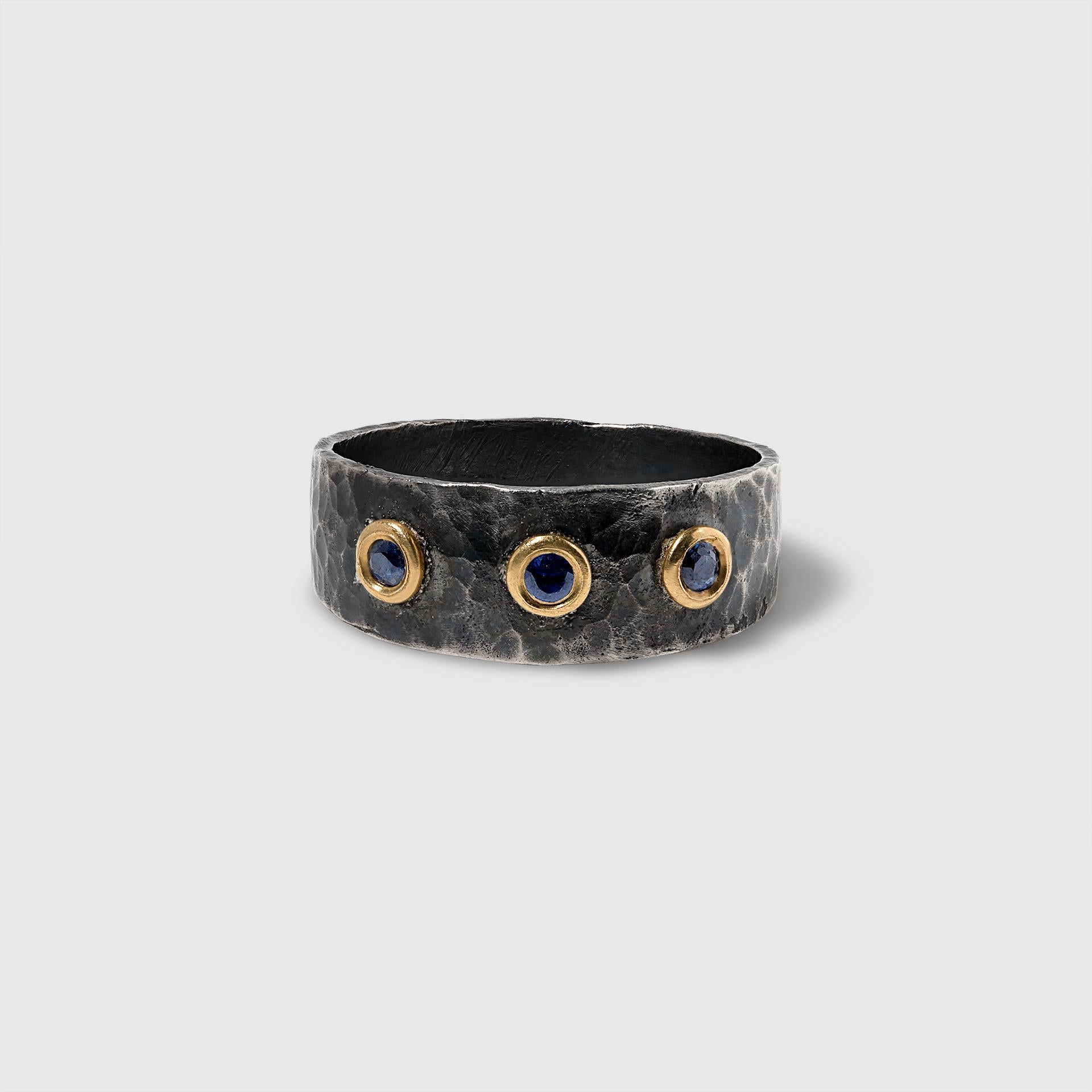 Round Cut 0.16 Carats Triple Blue Sapphire 24K & Silver Ring with Hammered Textured Band For Sale