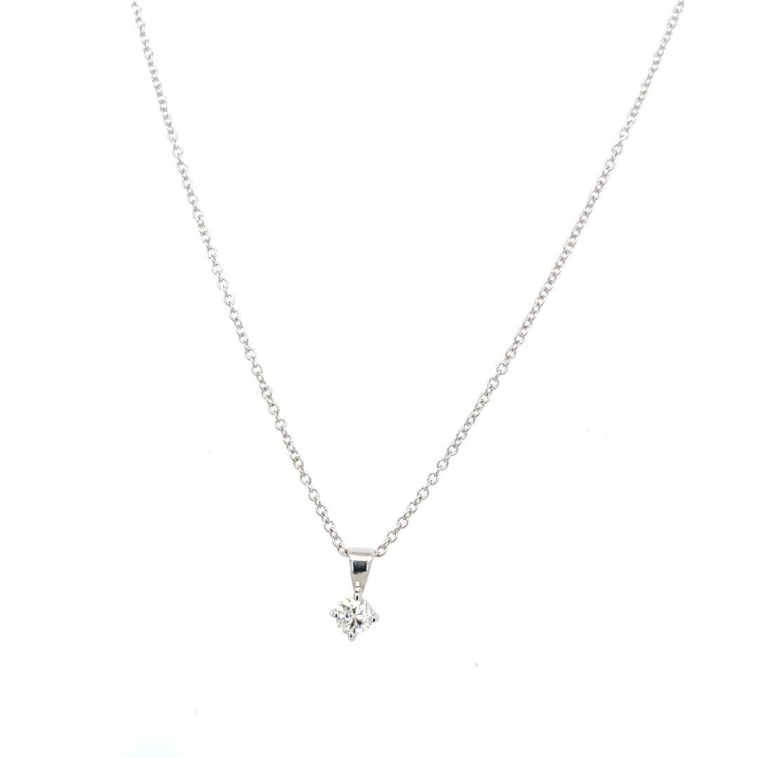 Pendentif diamant solitaire en or blanc 9ct 0.16ct G/H VS1 Round Brilliant Cut Diamond

Informations supplémentaires :
Sur une chaîne en or blanc 9ct 16/18''. 
Poids total des diamants : 0,16ct
Couleur du diamant : G/H
Clarté du diamant : VS1
Poids