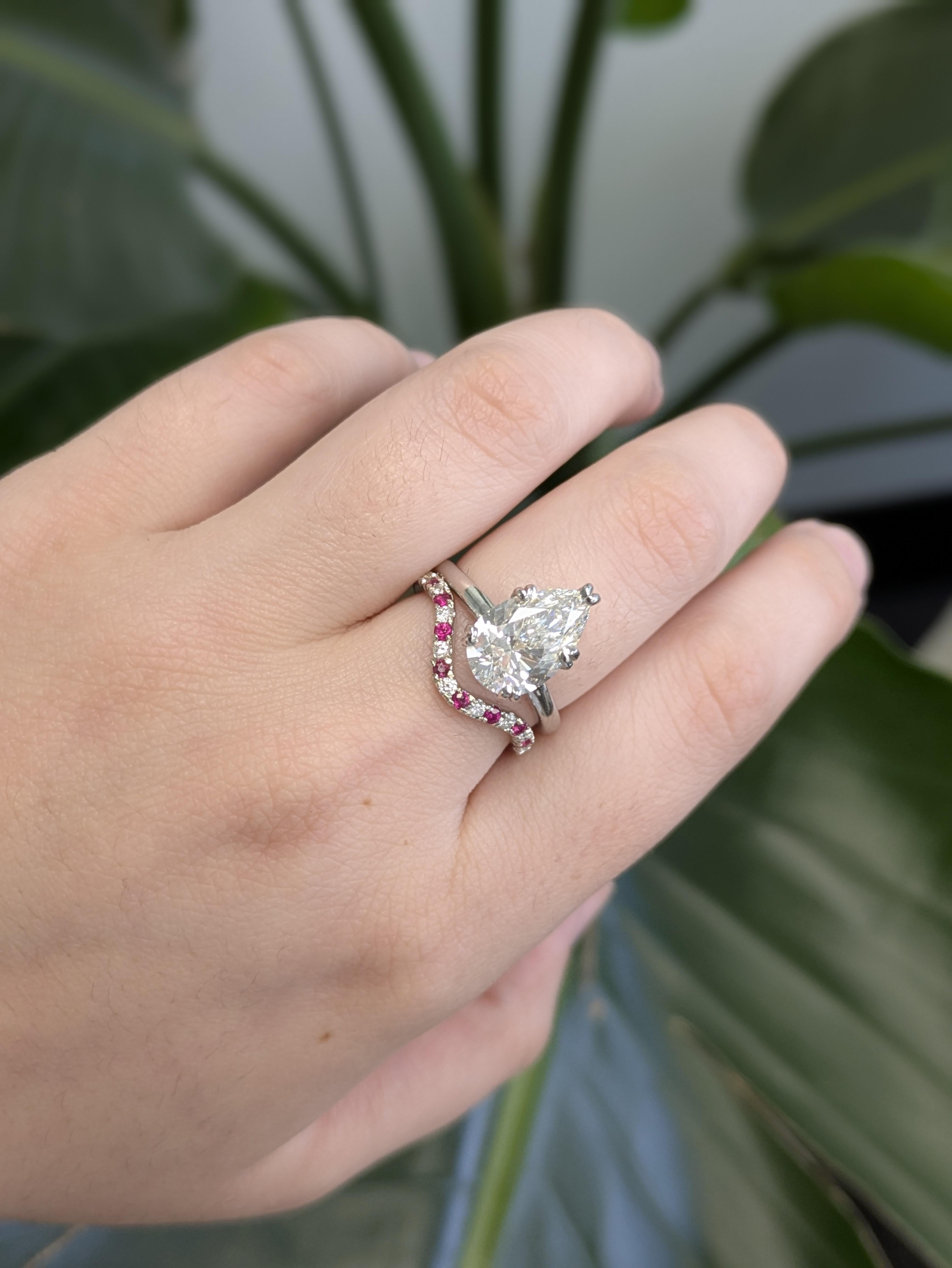 Ce bracelet en or 14K présente huit rubis ronds (total 0,16 ct, ~1,6 mm chacun) de Madagascar, complétés par neuf diamants (0,16 ct ttw). La bague pèse 1,9 g - une harmonie raffinée de rouge vibrant et d'étincelles subtiles.

Spécifications :

Type