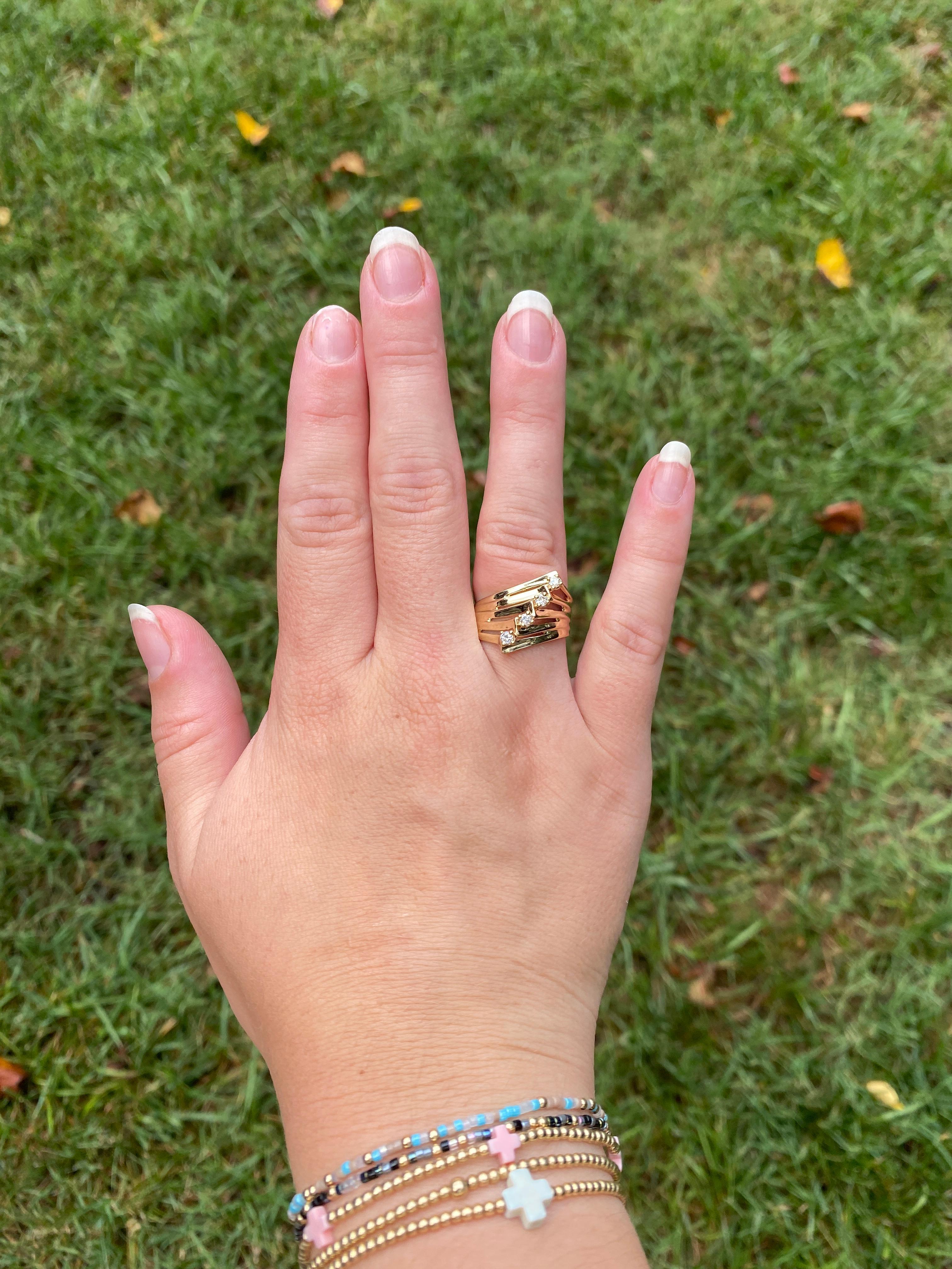 Bague à anneau diagonale avec diamant 0,16 carat, or jaune 14 carats, taille de bague 8,75 en vente 3