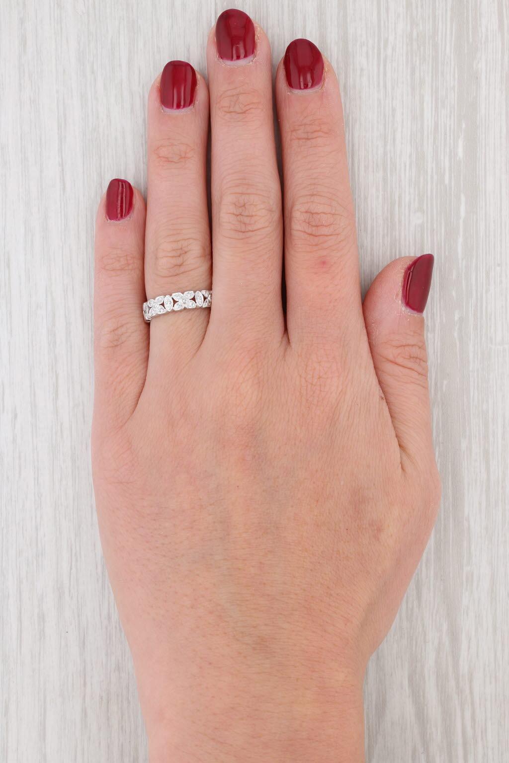 Eternity-Ring aus Platin mit 0,16 Karat geblümtem Diamant, Größe 5, stapelbarer Ehering im Angebot 1
