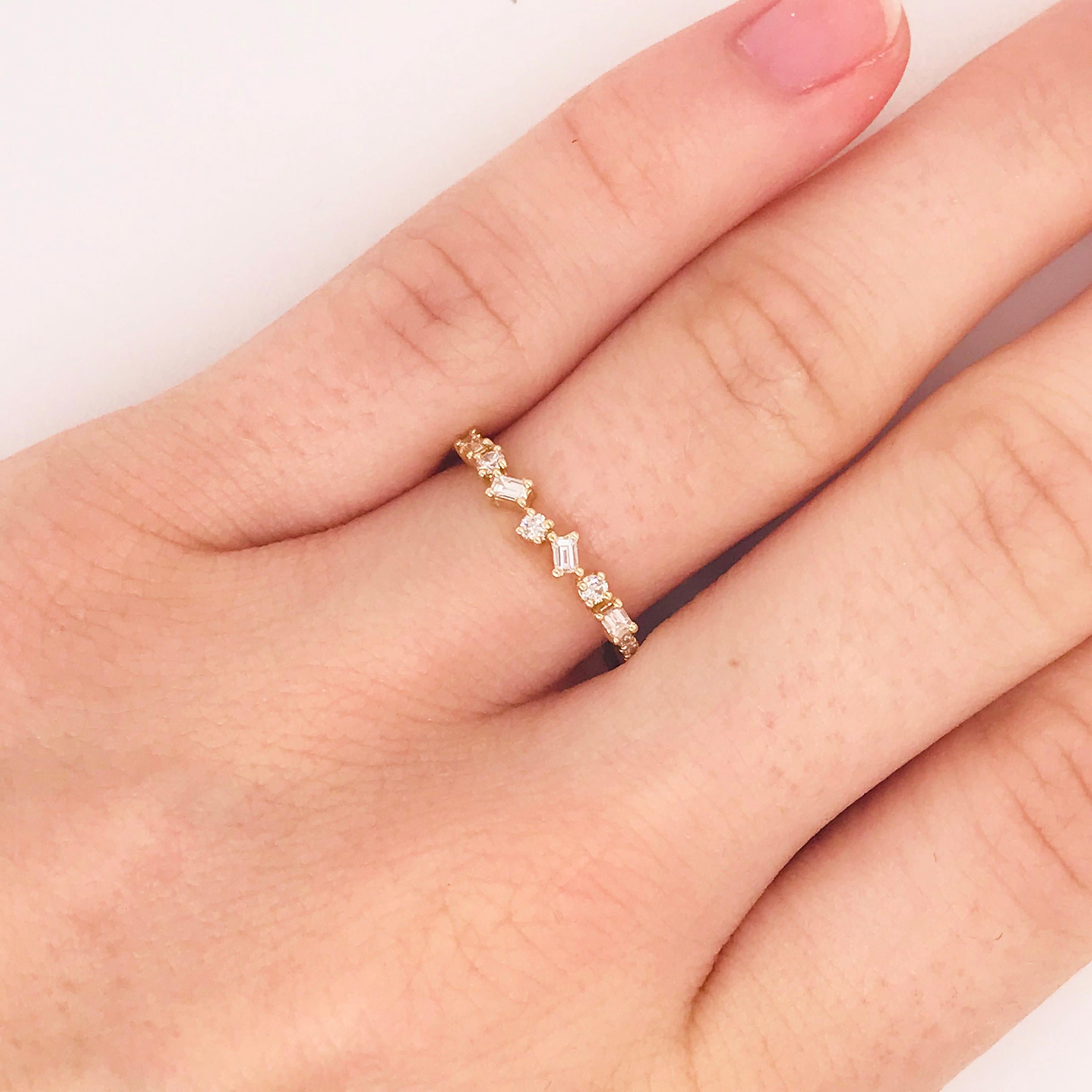 L'anello con diamante rotondo e baguette è una moderna fascia di diamanti impilabile. Con diamanti a baguette e diamanti rotondi legati insieme in una forma unica. Il design divertente e stravagante è caratterizzato da diamanti rotondi che partono