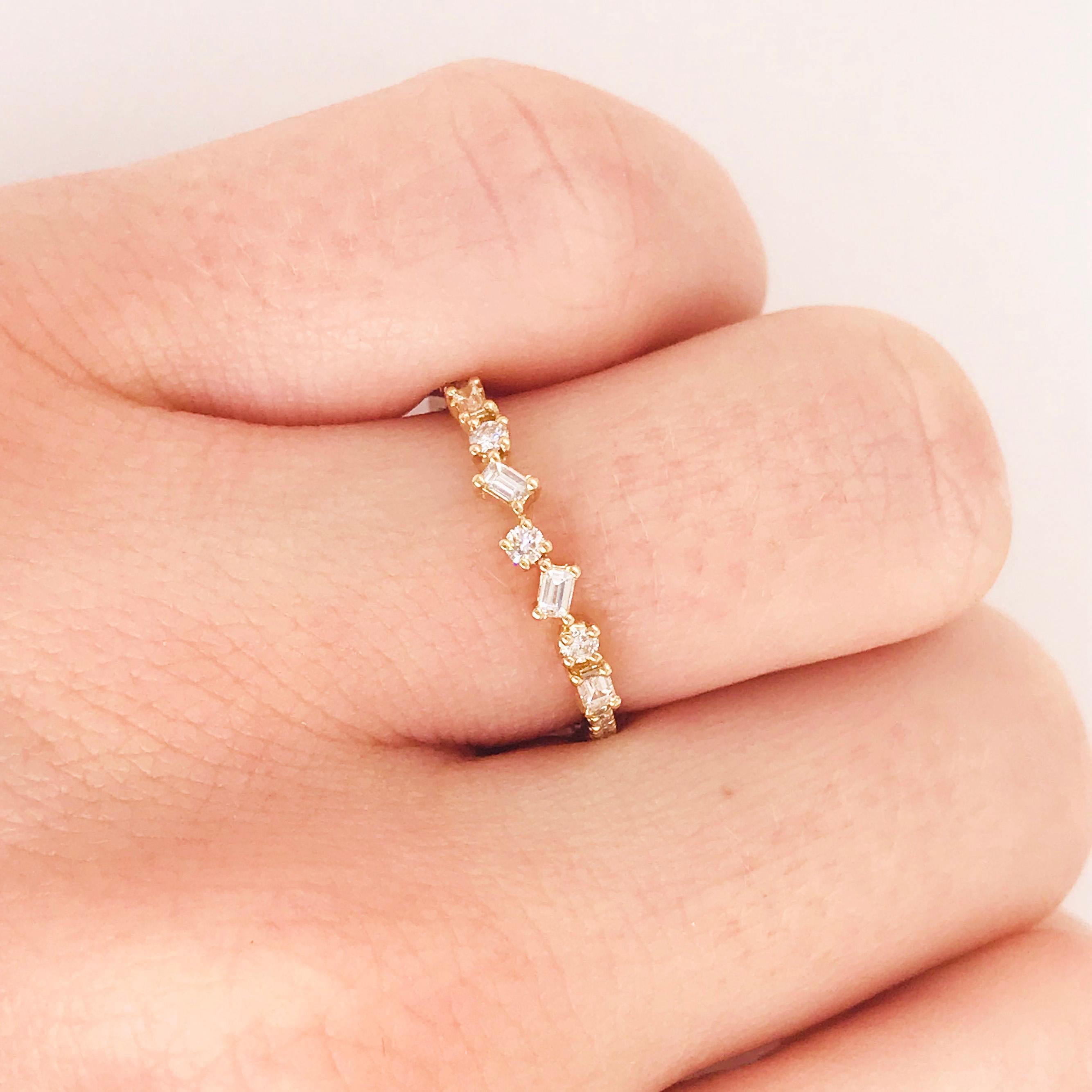 Artigiano Anello con diamante baguette e rotondo da 0,17 carati, fascia di diamanti impilabile in oro 14k