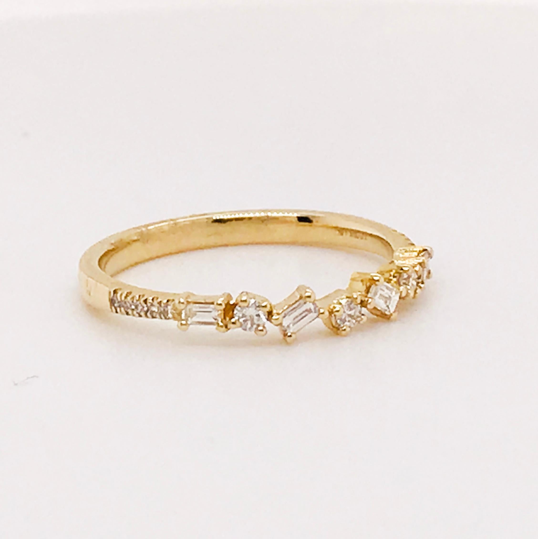 Anello con diamante baguette e rotondo da 0,17 carati, fascia di diamanti impilabile in oro 14k In condizioni Nuovo a Austin, TX