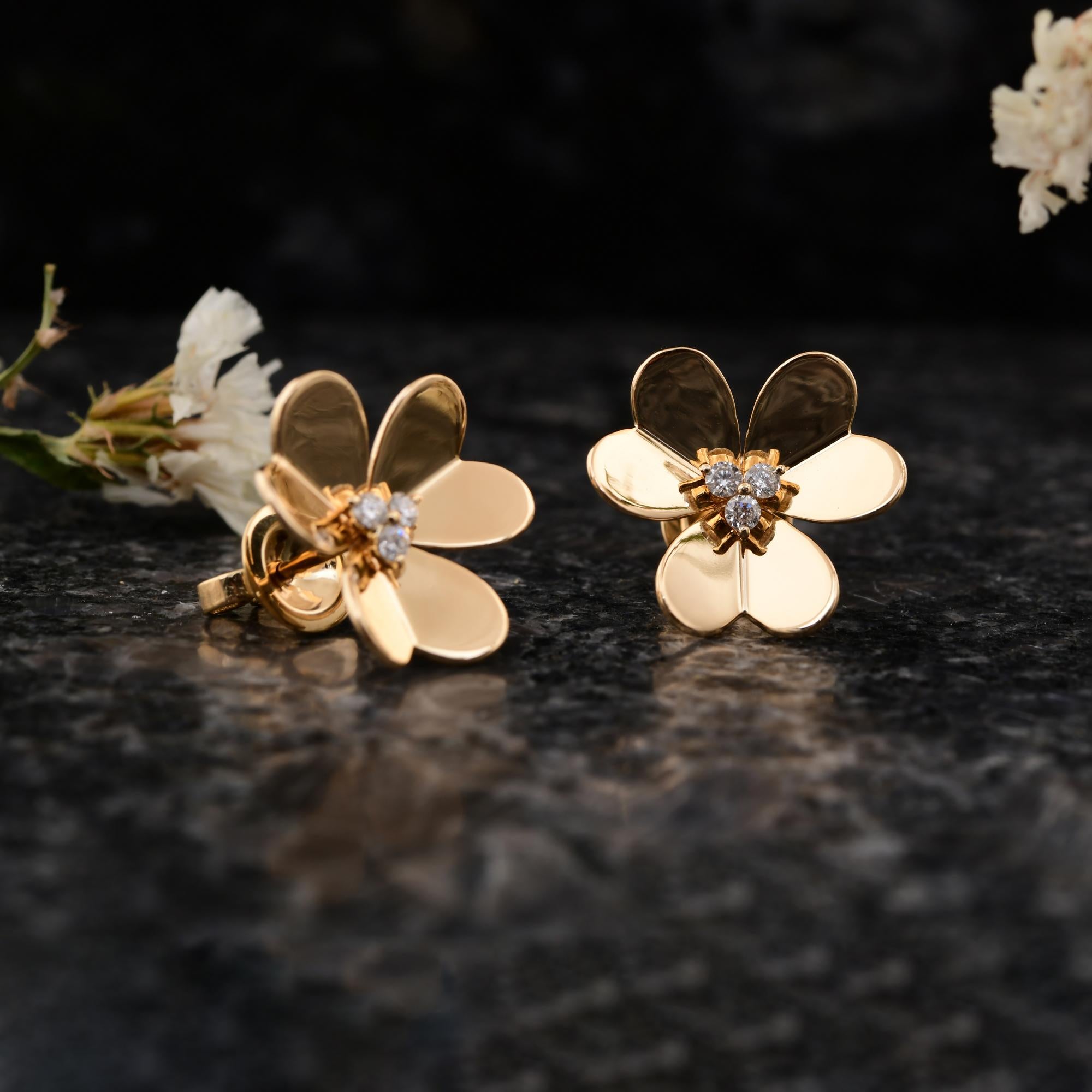 Modern 0.17 Carat SI Clarity HI Color Diamond Fine Flower Earrings 14 Karat Yellow Gold For Sale