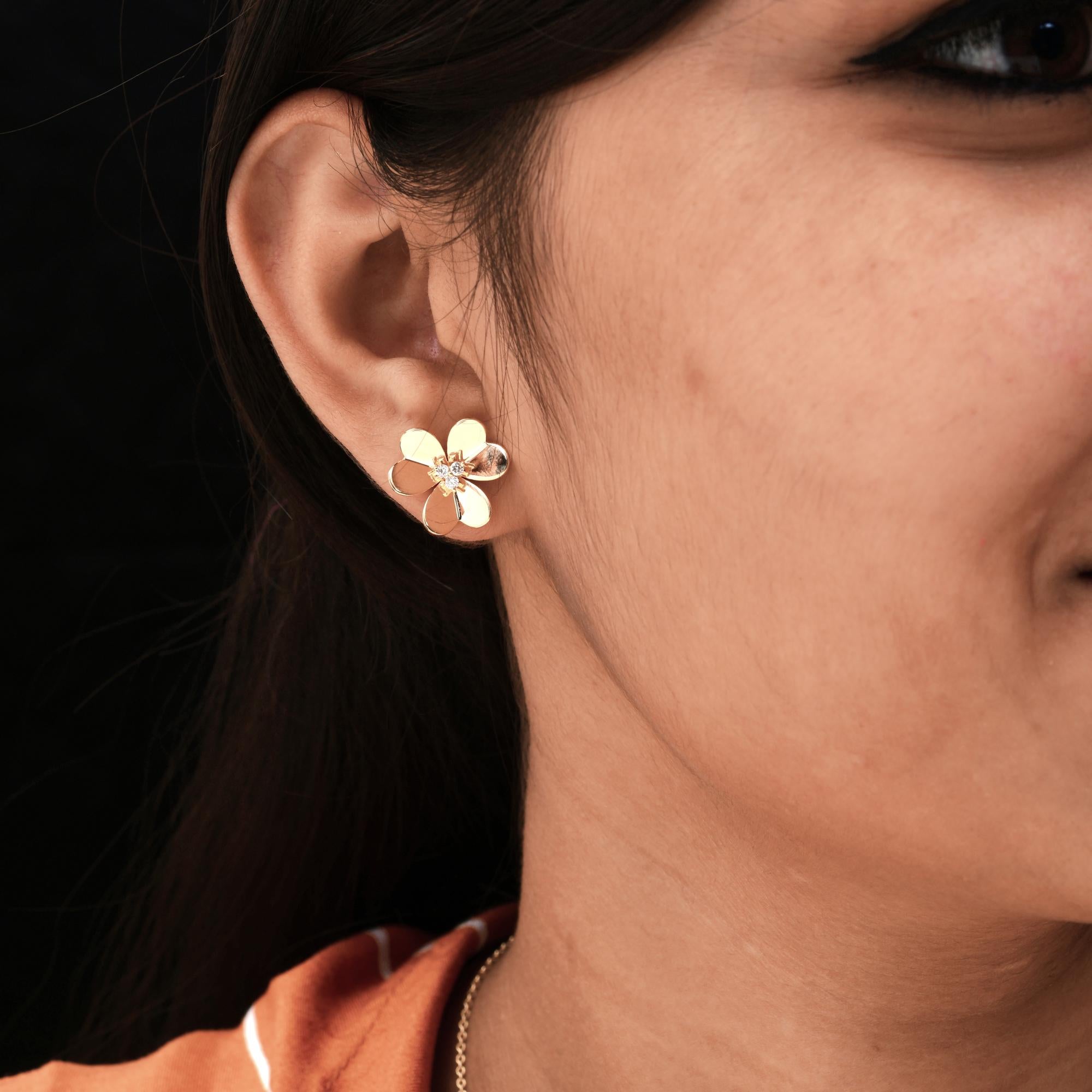 0.17 Carat SI Clarity HI Color Diamond Fine Flower Earrings 14 Karat Yellow Gold In New Condition For Sale In Diera, Dubai