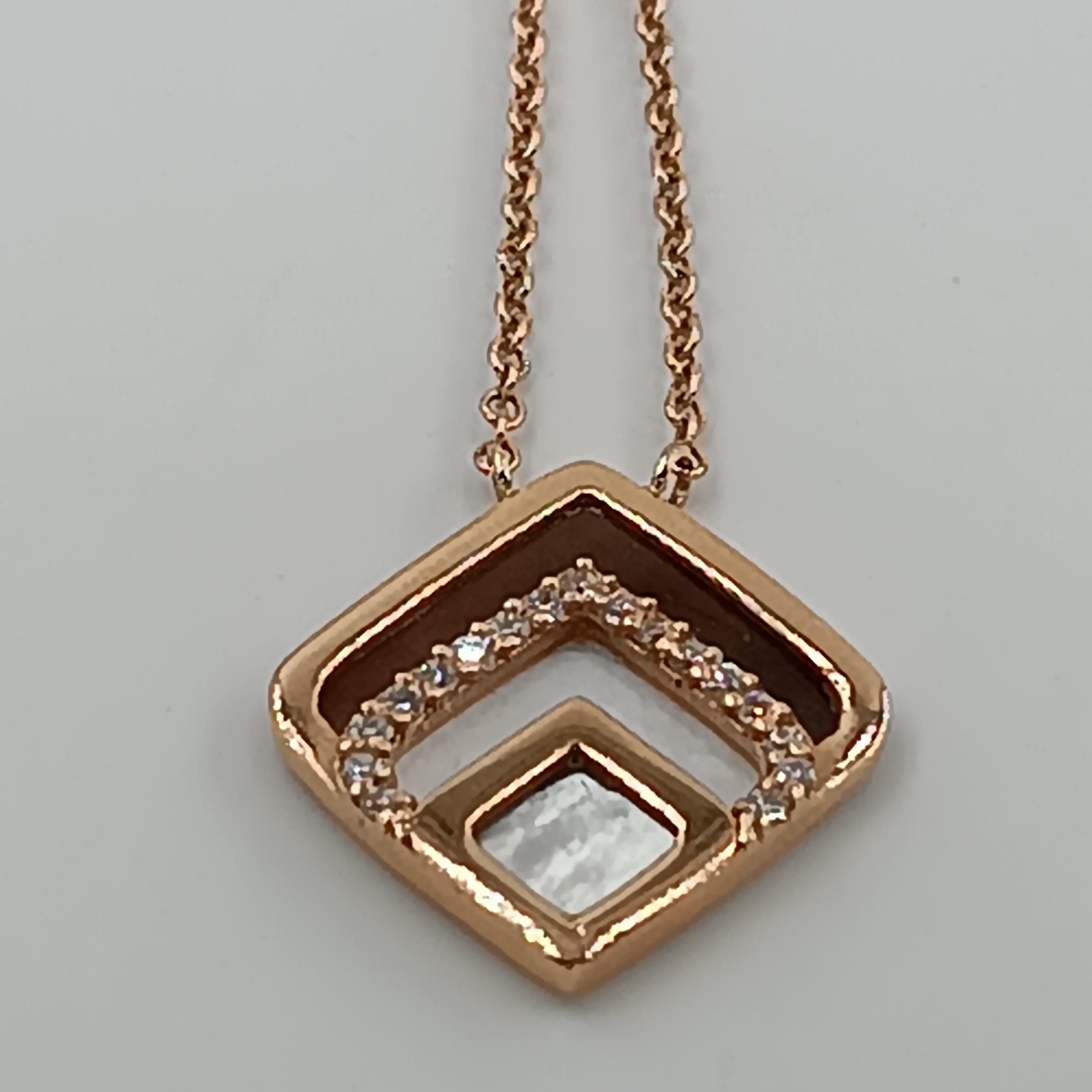 This wonderful Leo Milano pendant from our Verri  collection shows in every detail a very complicate yet perfectly done workmanship. The pendant and the chain are in 18 carat rose gold with mother of pearl . The object weights 4.83 grams the total