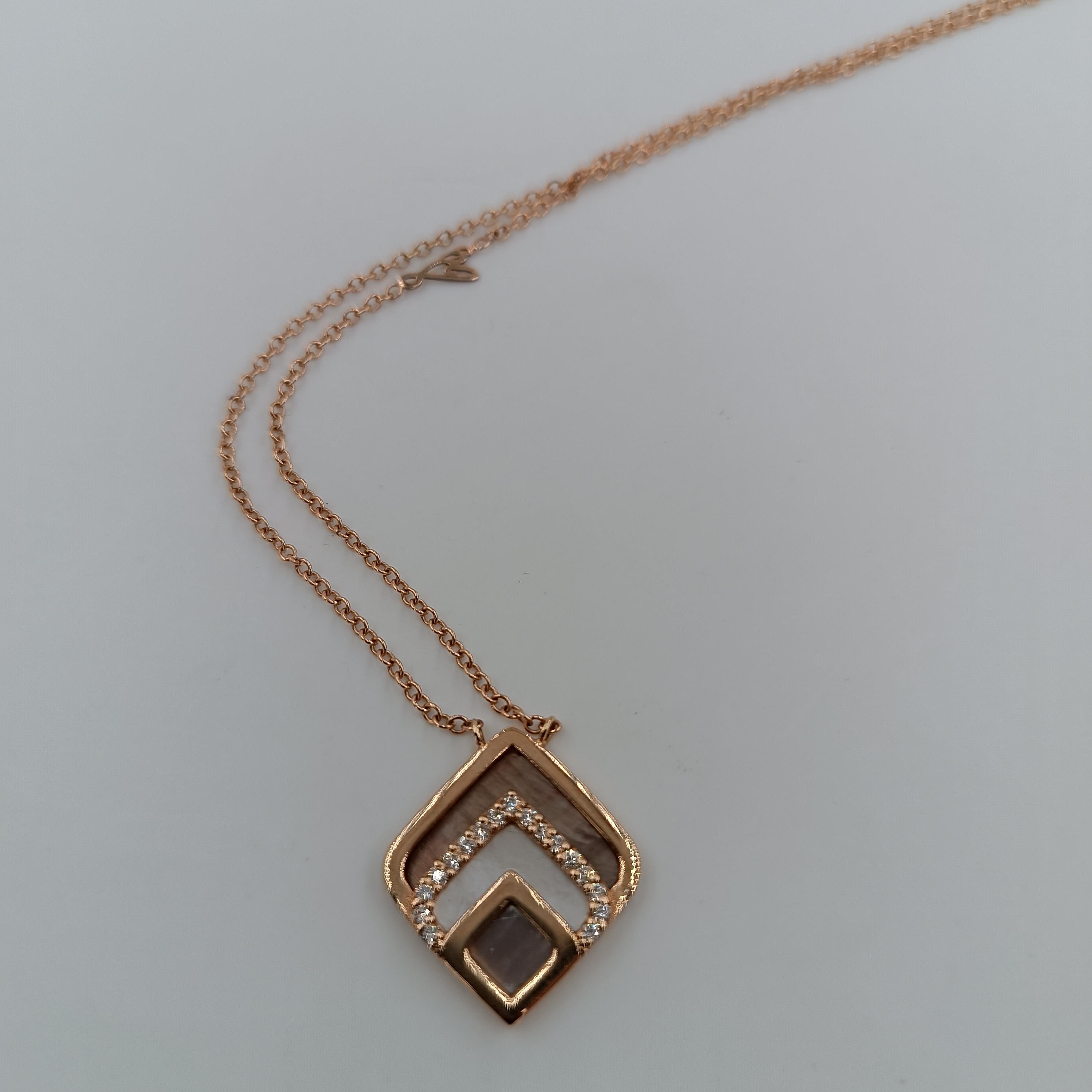 Contemporary 0.17 Carat Vs G Diamonds on 18 Carat Rose Gold Mother Of Pearl Pendant For Sale