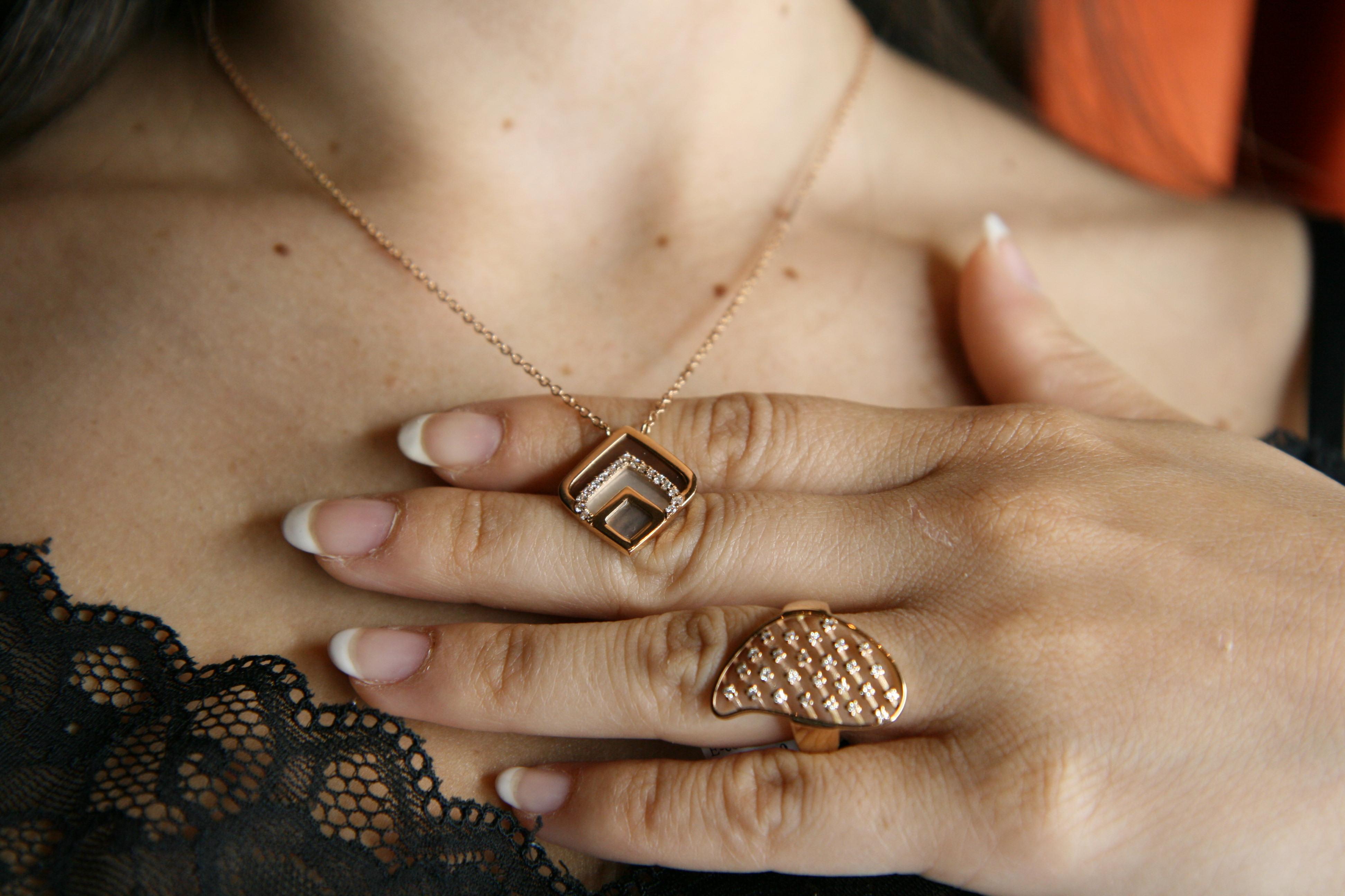 Women's 0.17 Carat Vs G Diamonds on 18 Carat Rose Gold Mother Of Pearl Pendant For Sale