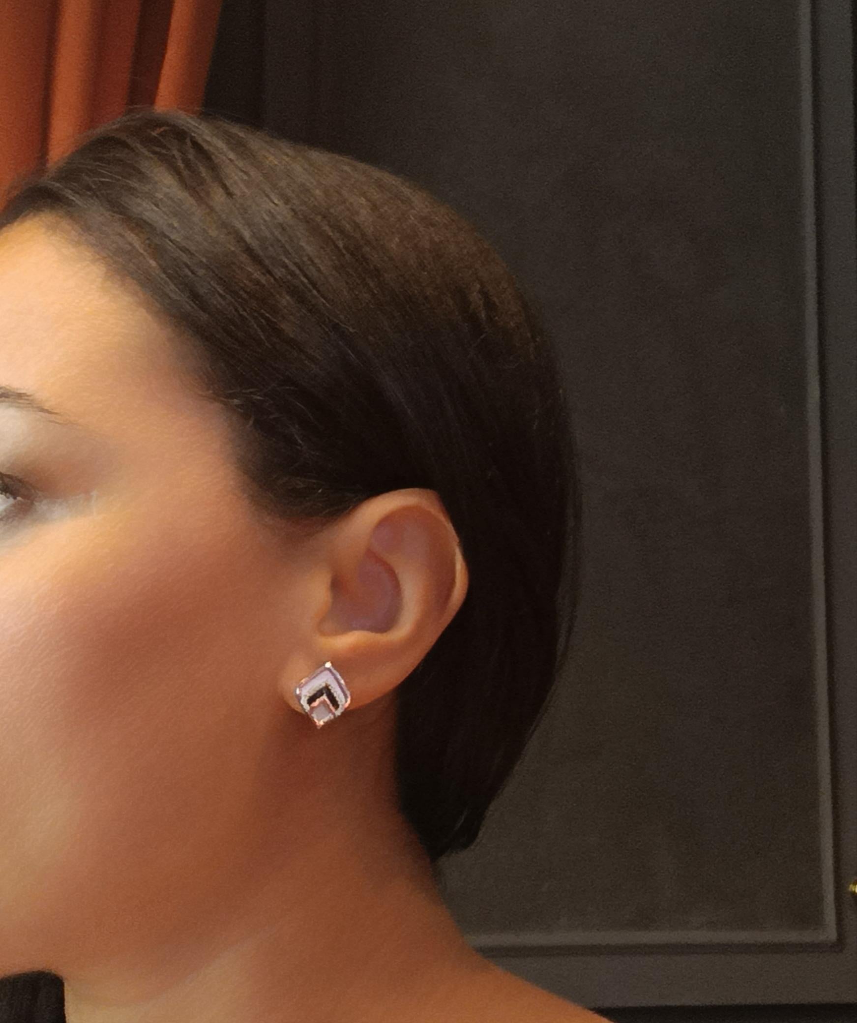 0.17 Carat Vs G Diamonds on 18 Carat White Gold Mother Of Pearl Onyx Earrings In New Condition For Sale In Milano, MI