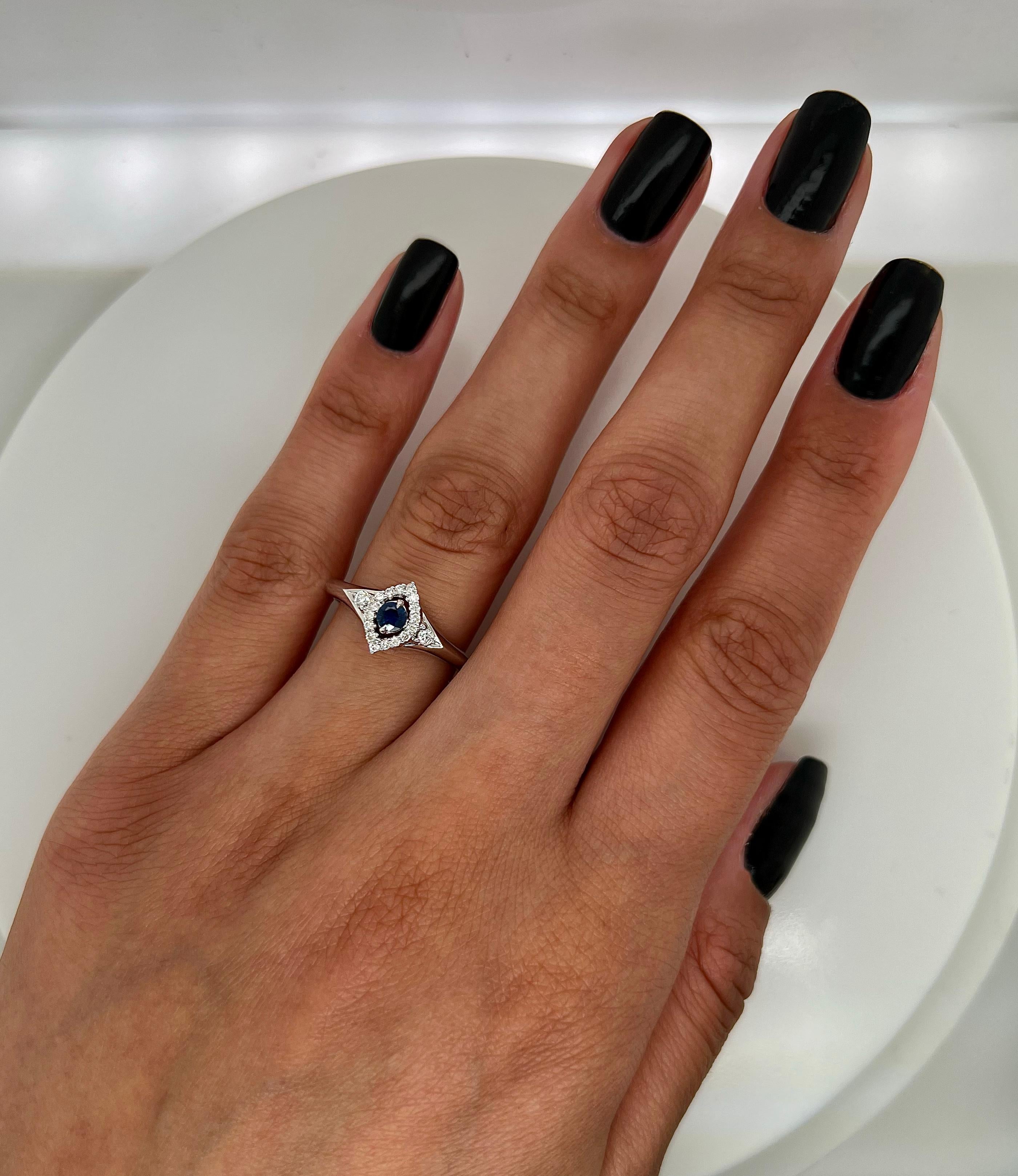 Taille ronde Bague de fiançailles avec halo de diamants et saphirs de 0,33 carat au total en vente