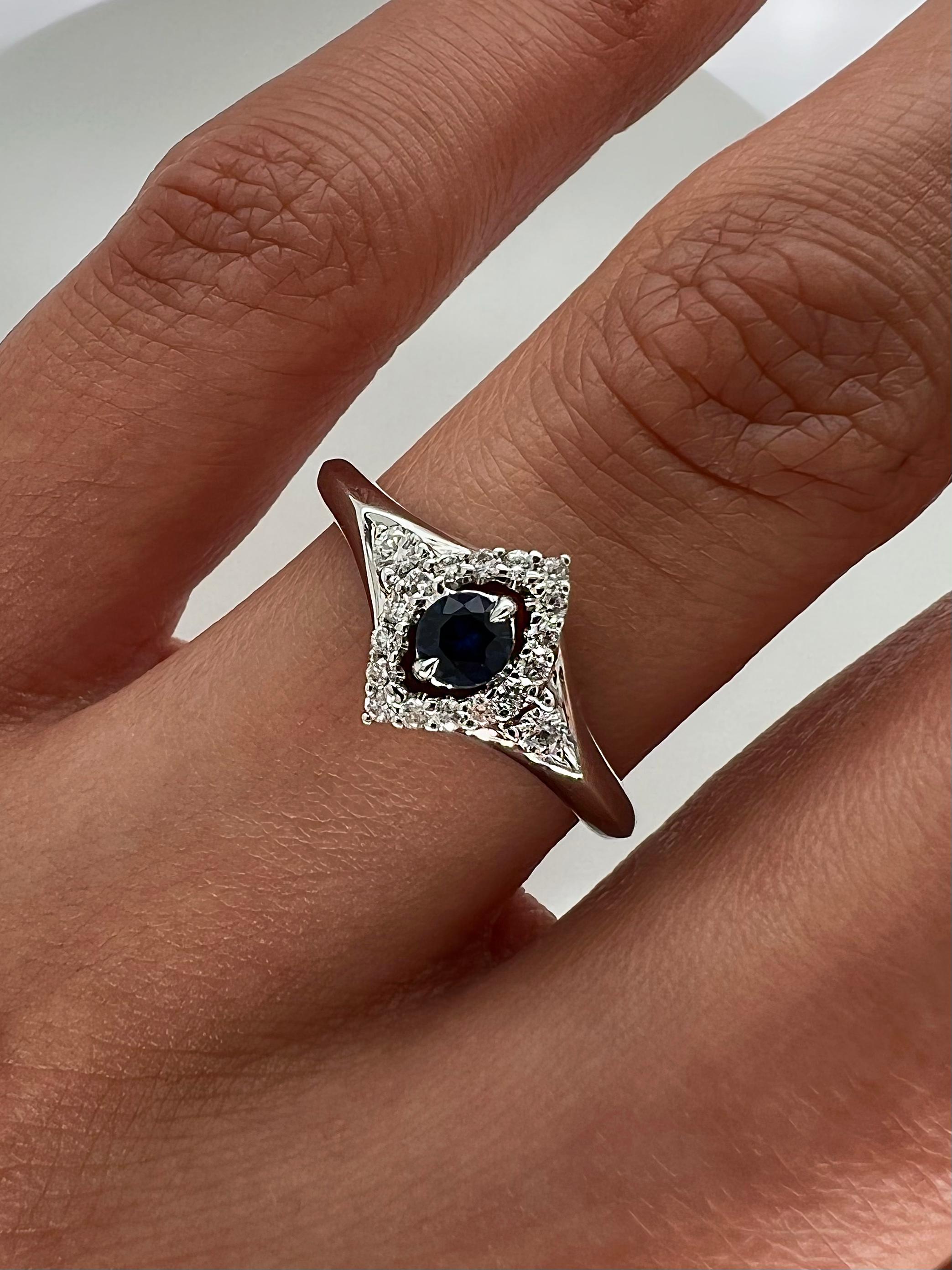 Bague de fiançailles avec halo de diamants et saphirs de 0,33 carat au total Neuf - En vente à New York, NY