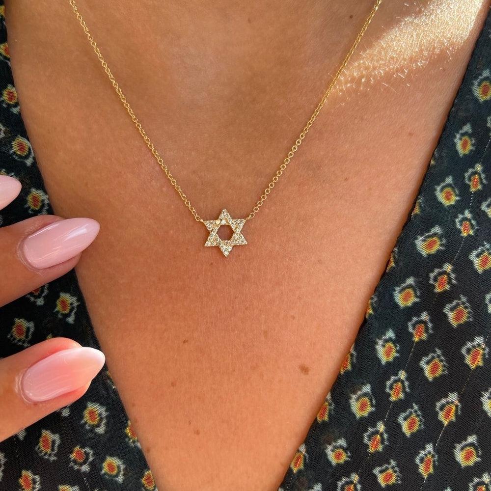 0,18 Karat Diamant-Halskette mit Davidstern-Anhänger aus 14 Karat Gelbgold

Dieser schillernde und zeitlos elegante Davidstern-Anhänger ist aus 14-karätigem Gelbgold gefertigt und mit funkelnden echten weißen Diamanten von insgesamt 0,18 Karat