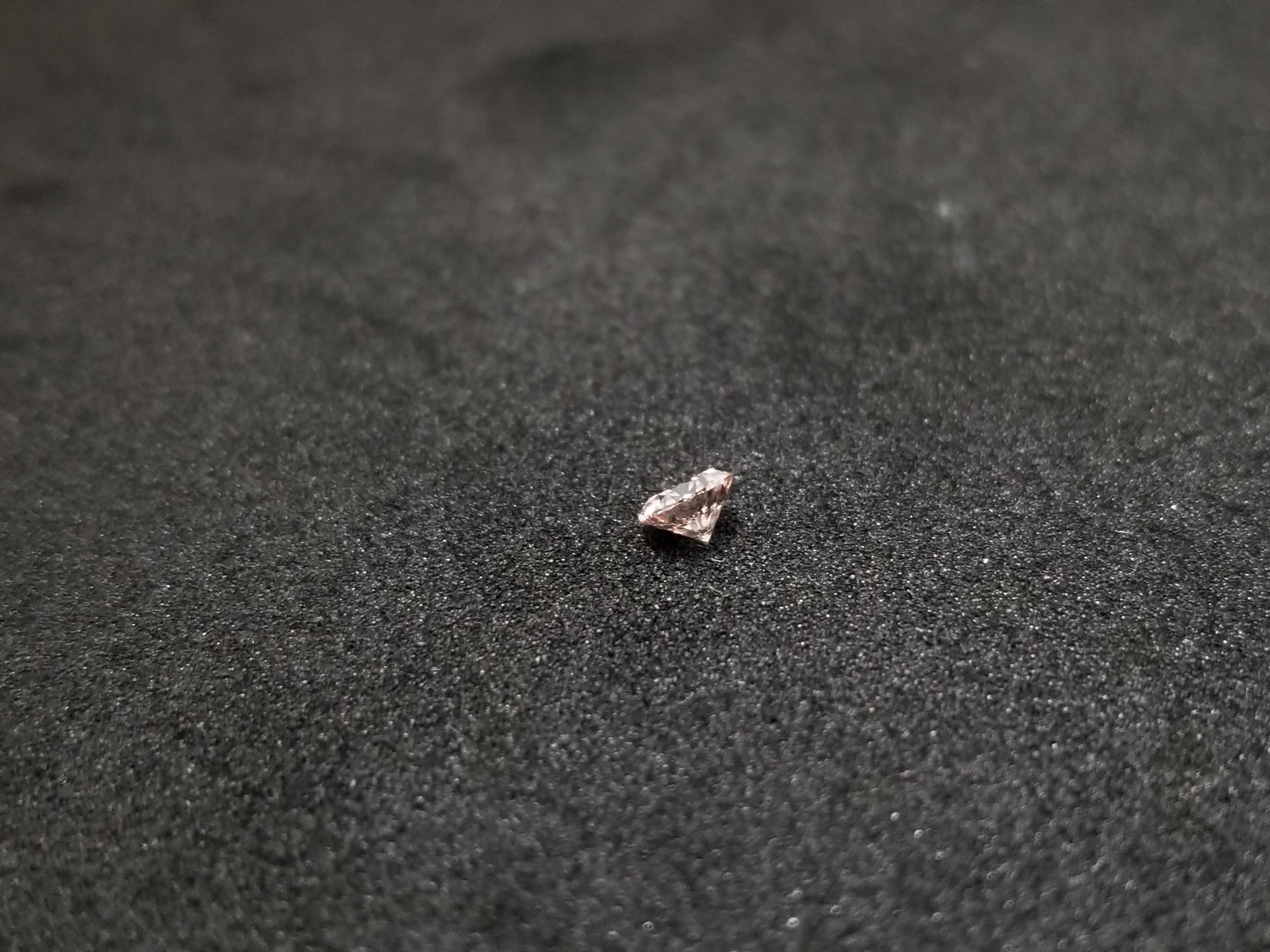 Diamante naturale di forma rotonda di colore marrone chiaro e fantasia del peso di 0,18 carati. 

*Spedizione gratuita negli Stati Uniti.