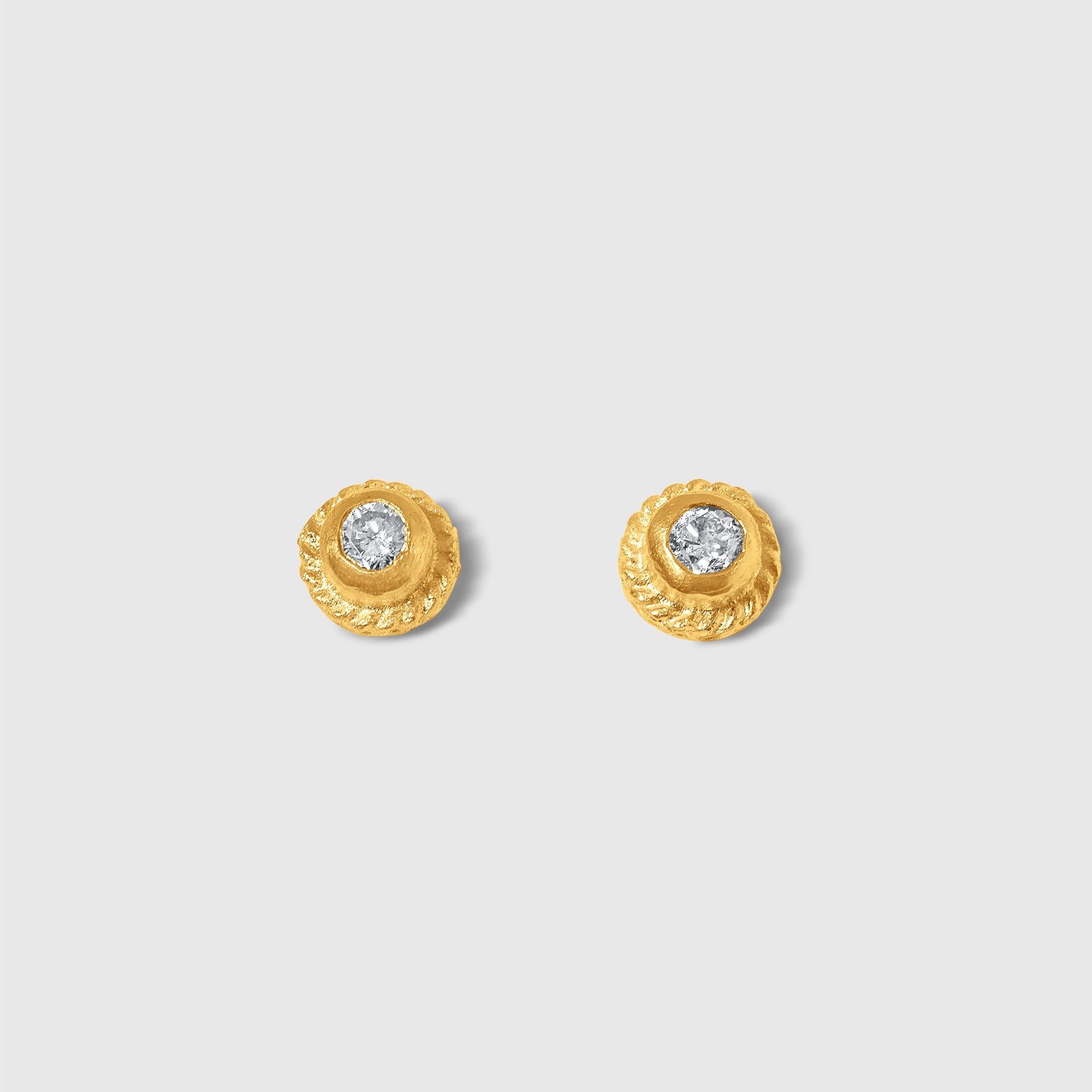 Women's or Men's 0.18 ct Diamond Circle Textured Stud Earrings, 24kt Solid Gold For Sale