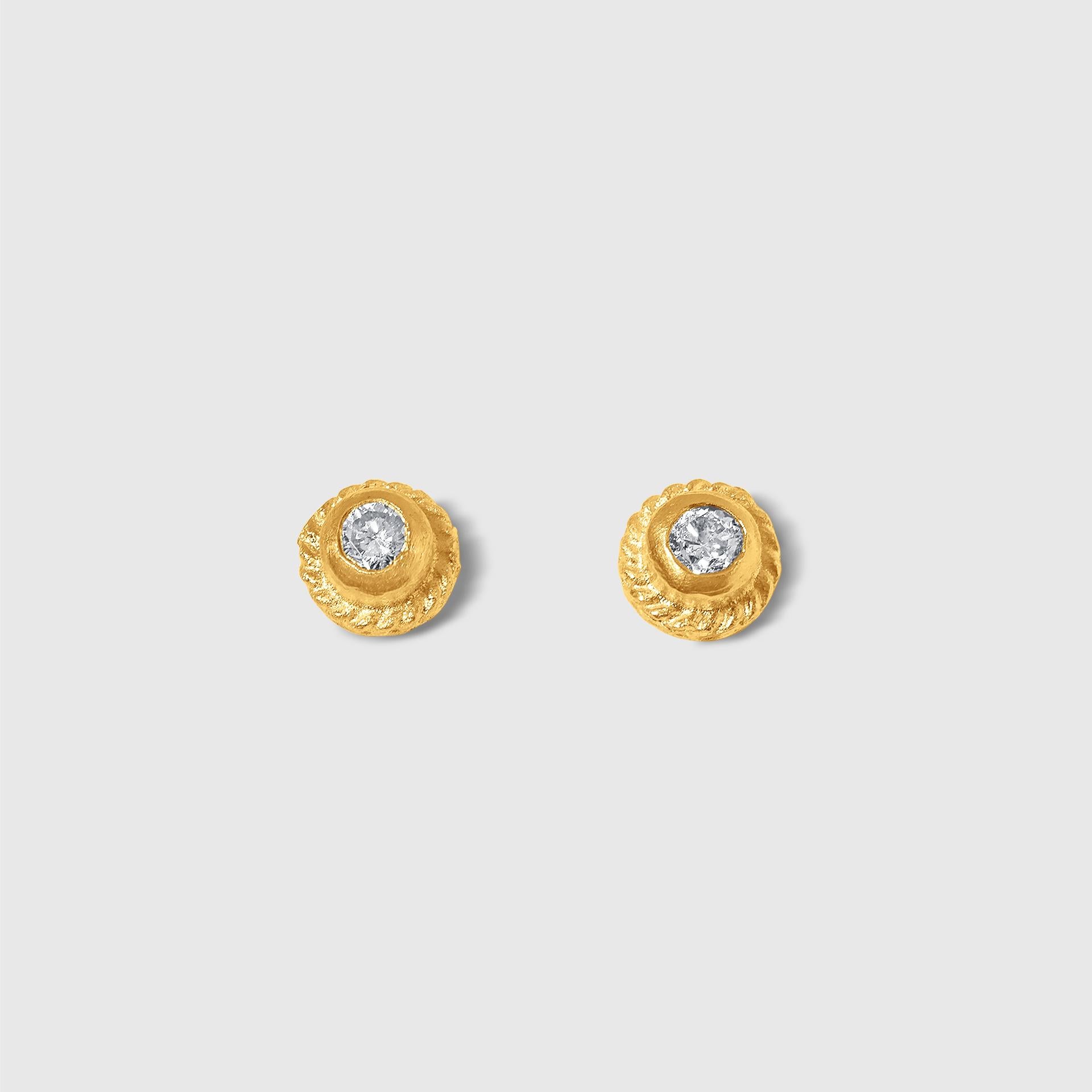 Boucles d'oreilles en or massif 24 carats avec un cercle de diamants de 0,18 ct. Unisexe en vente