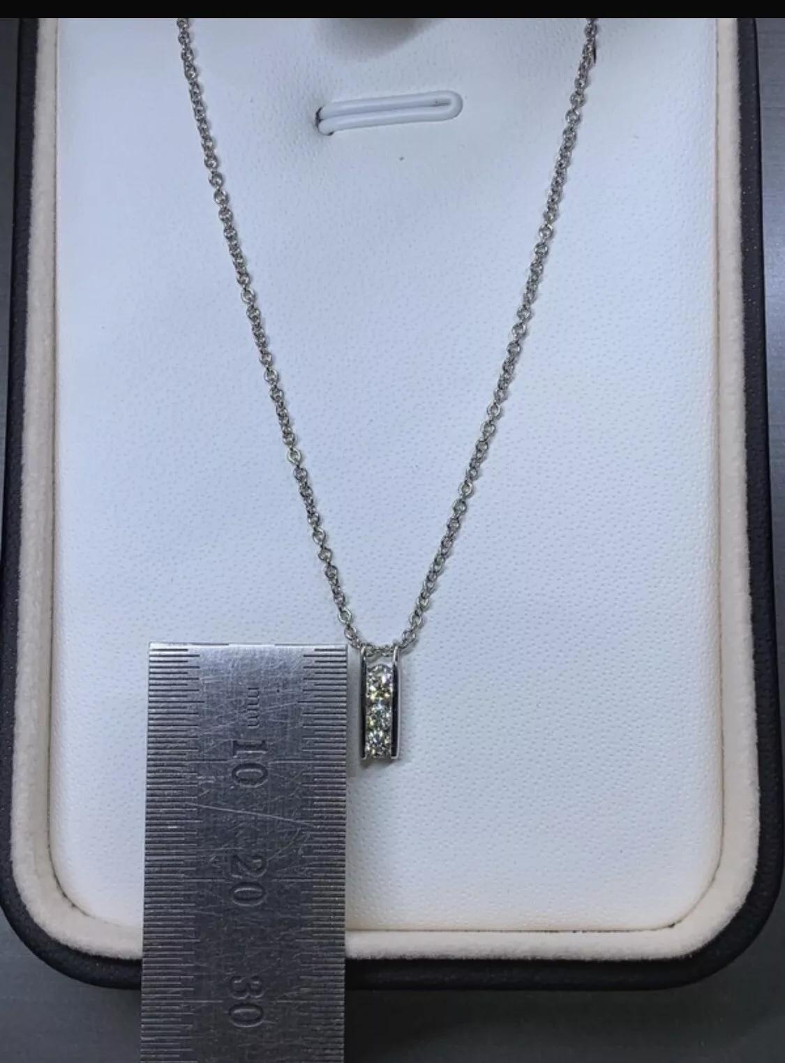 Ciondolo con diamante da 0,18 carati Collana antica vittoriana in oro bianco 14 carati.

Collana con trilogia di diamanti solitari in oro bianco 18 carati.

collana con ciondolo di diamanti in oro bianco 14k

Peso totale del diamante 0,18