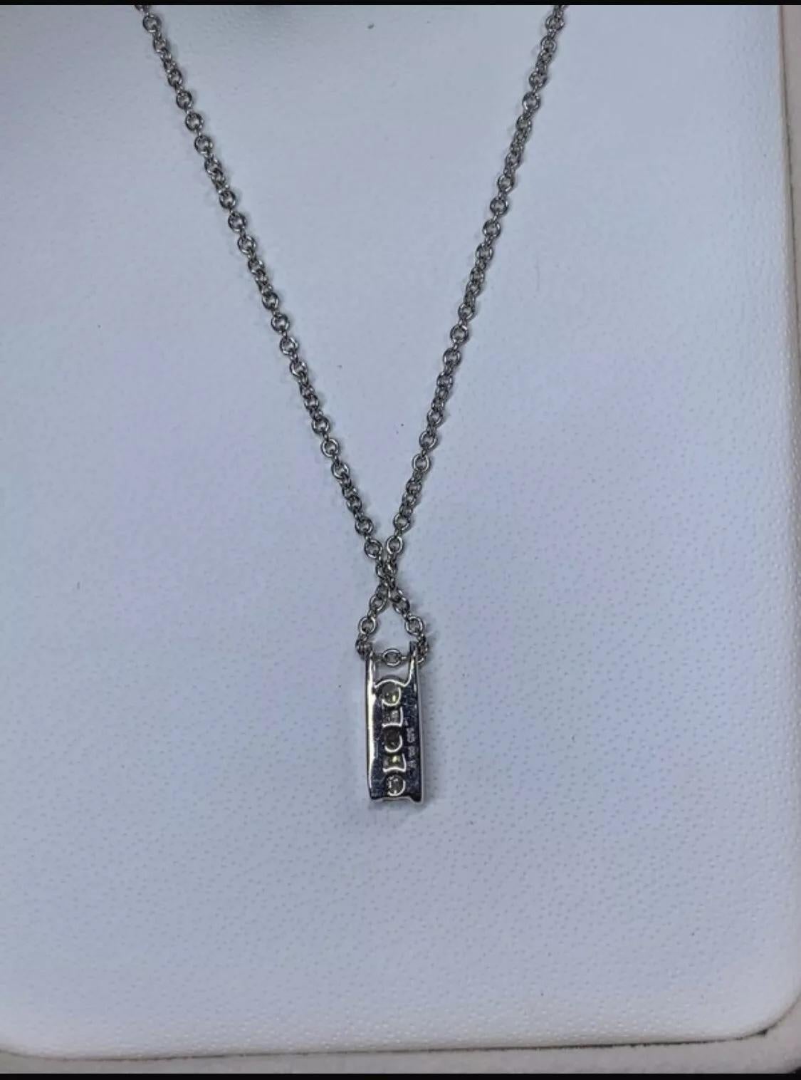 Taglio rotondo Collana con ciondolo solitario con diamante da 0,18 ct. in oro bianco 14 ct. in vendita