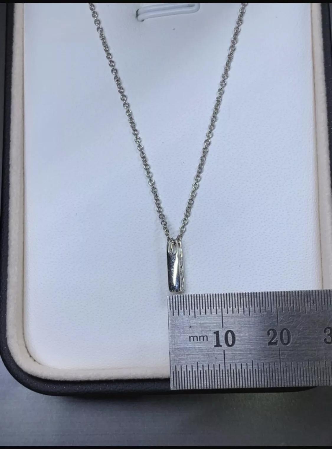 Collana con ciondolo solitario con diamante da 0,18 ct. in oro bianco 14 ct. In condizioni Nuovo in vendita a London, GB
