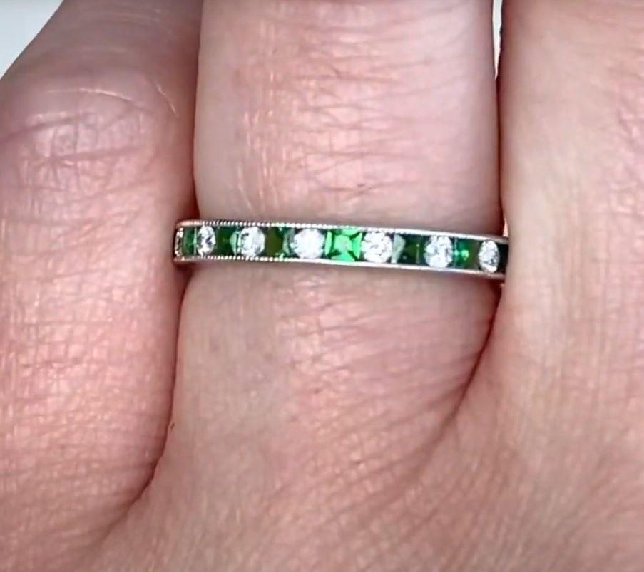 Round Cut 0.18ct Round Brilliant Cut Diamond & 0.33ct Square Cut Emerald Band Ring For Sale