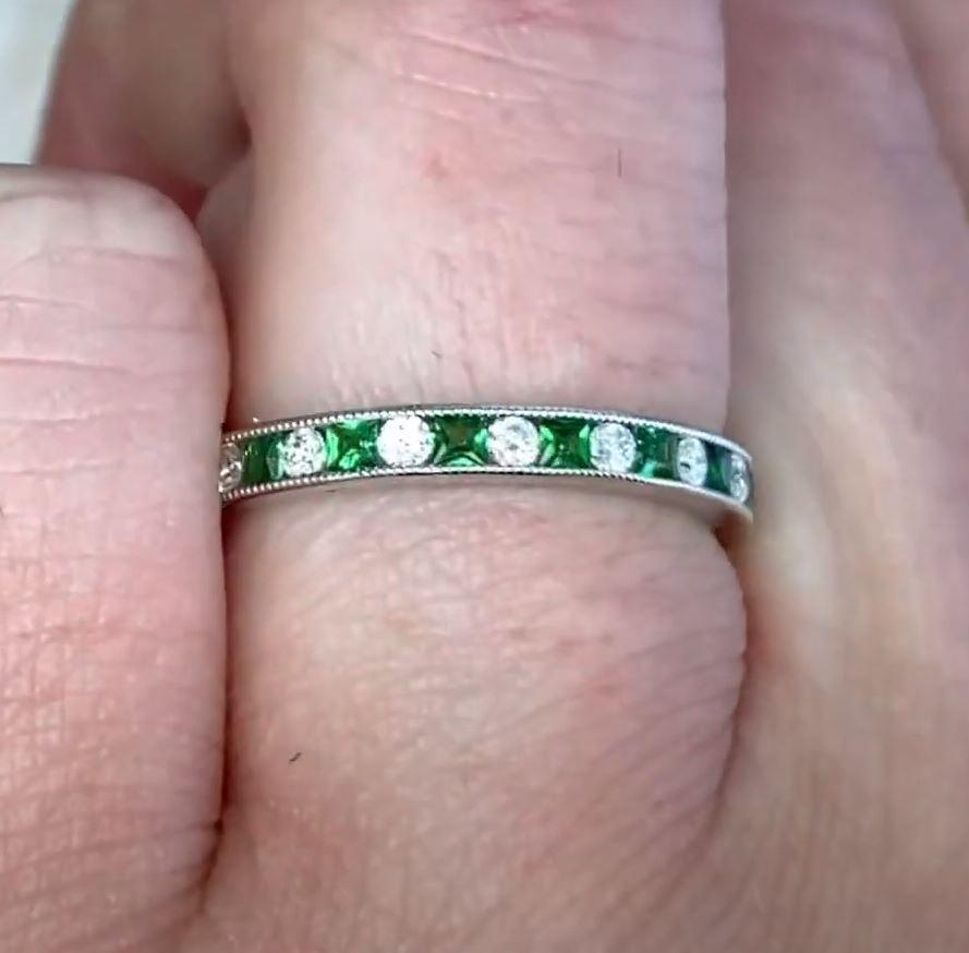 0.18ct Round Brilliant Cut Diamond & 0.33ct Square Cut Emerald Band Ring In Excellent Condition For Sale In New York, NY