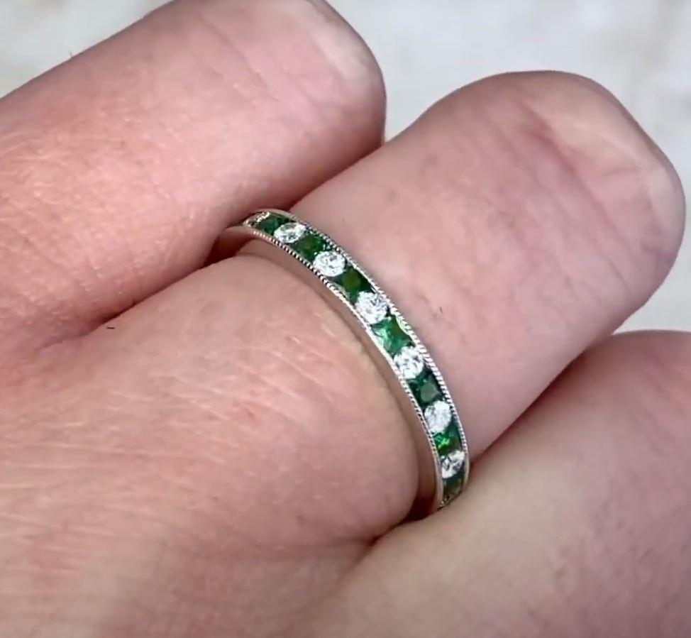 Women's 0.18ct Round Brilliant Cut Diamond & 0.33ct Square Cut Emerald Band Ring For Sale