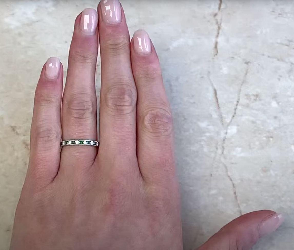 0.18ct Round Brilliant Cut Diamond & 0.33ct Square Cut Emerald Band Ring For Sale 2