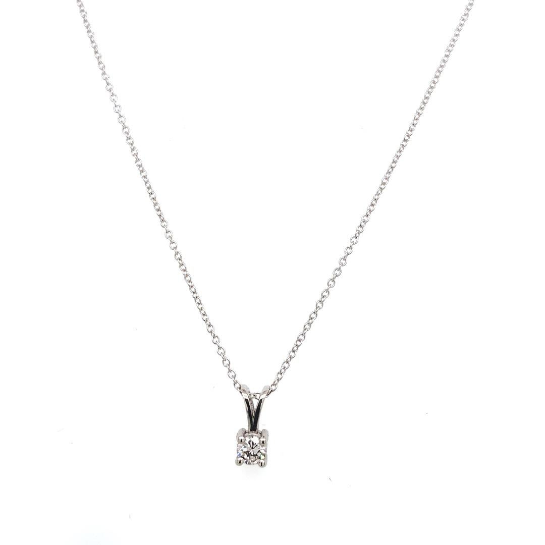 Ciondolo con diamante rotondo taglio Brilliante da 0,18 carati con catena in oro bianco 18 carati In condizioni Nuovo in vendita a London, GB