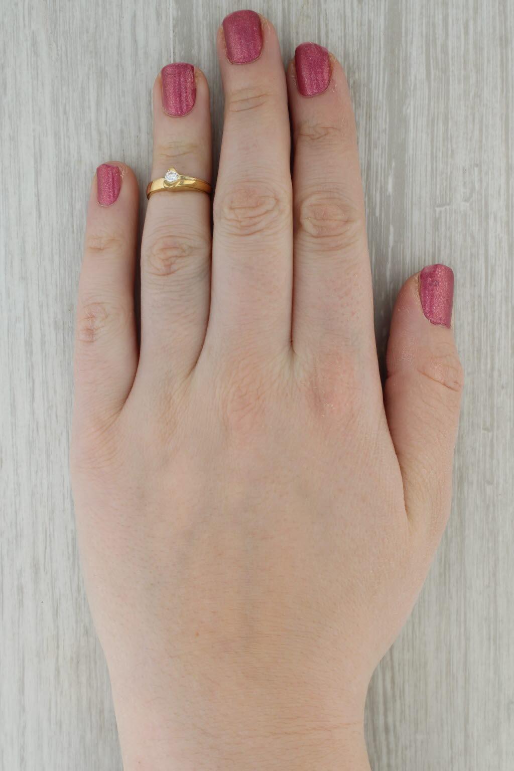 Bague solitaire en or jaune 18 carats avec diamant rond de 0,18 carat, taille 4 en vente 5