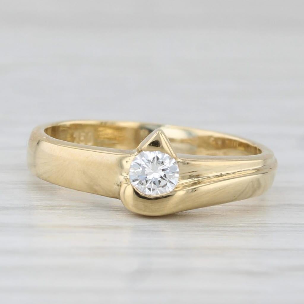 Informations sur les pierres précieuses :
- Diamant naturel -
Carats - 0.18ct 
Taille - Brilliante ronde
Couleur - F - G
Clarté - VS2

Métal : Or jaune 18k
Poids : 3 grammes 
Timbres : 750
Hauteur de la face : 6 mm 
Hauteur au-dessus du doigt : 3.7