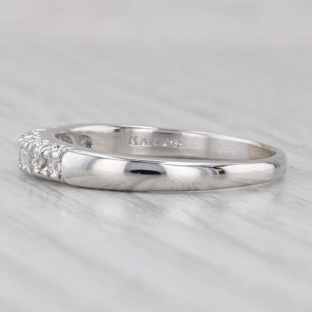 Información sobre la gema:
- Diamantes naturales -
Quilates totales - 0,18ctw
Talla - Redonda brillante
Color - H - J
Claridad - I1
Ten en cuenta que hay inclusiones que alcanzan la superficie.

Metal: Oro blanco de 14 quilates
Peso: 3.2 gramos
