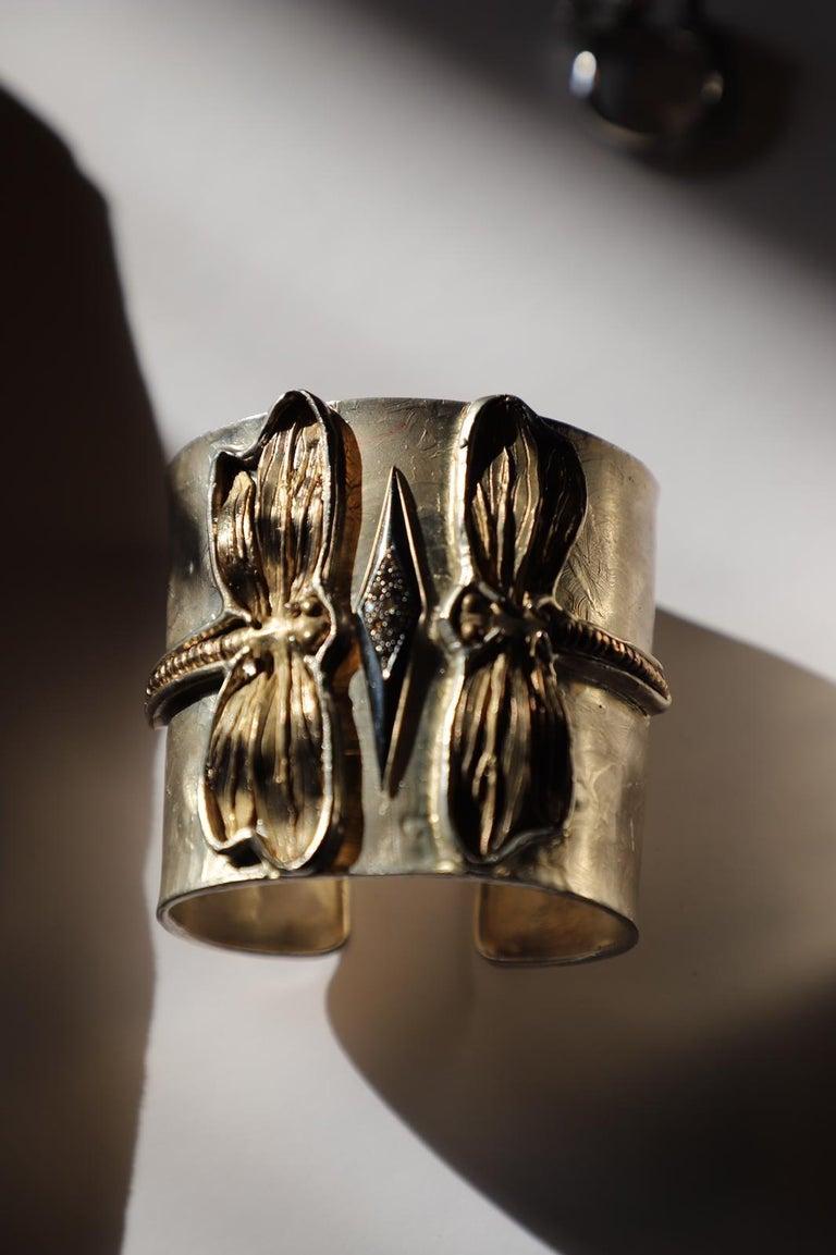 Taille brillant Bracelet manchette libellule moderne en argent plaqué or 24 carats avec diamants de 0,18 carat en vente