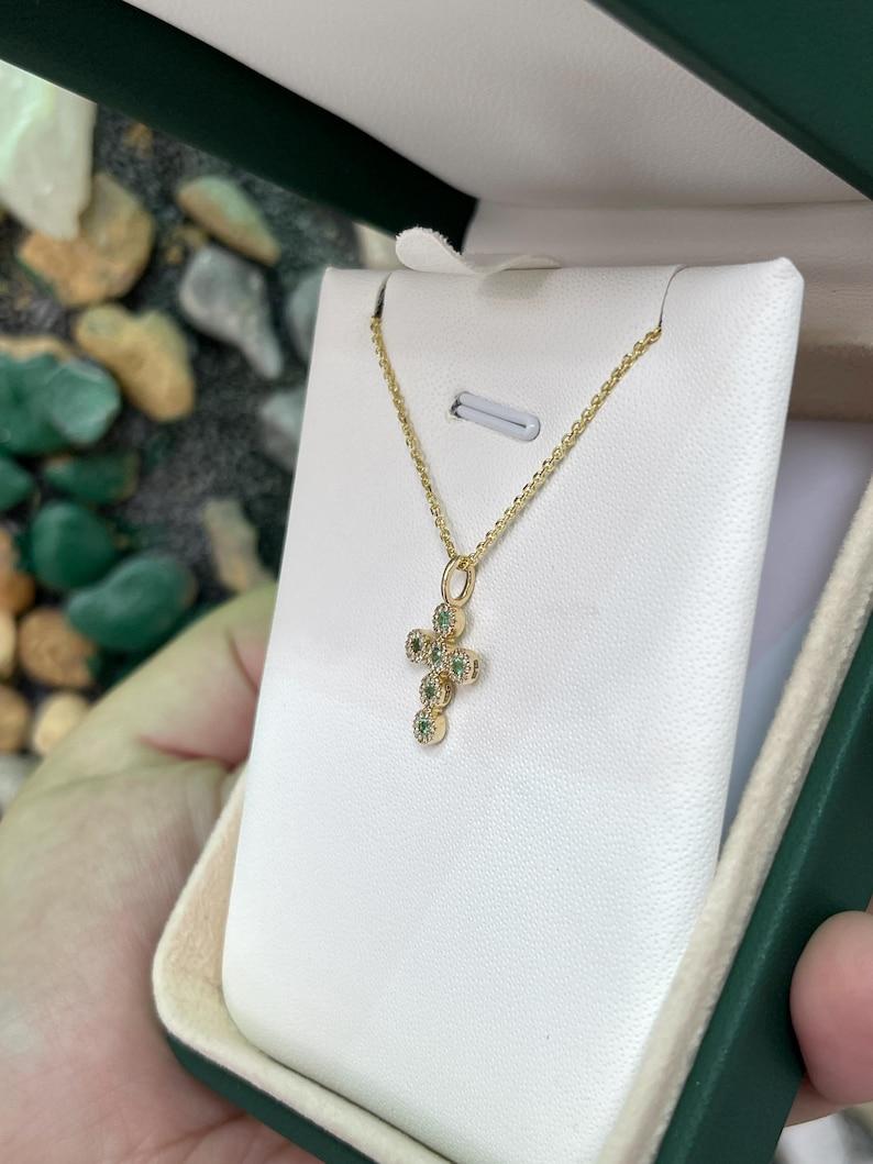 Moderno Ciondolo a croce con smeraldo e diamante da 0,18 carati  Mini crocifisso impilabile in oro 14K in vendita