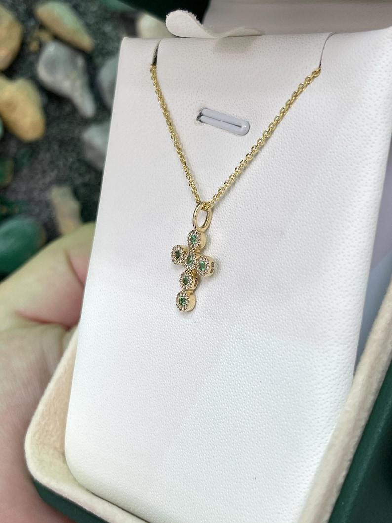 Taglio smeraldo Ciondolo a croce con smeraldo e diamante da 0,18 carati  Mini crocifisso impilabile in oro 14K in vendita