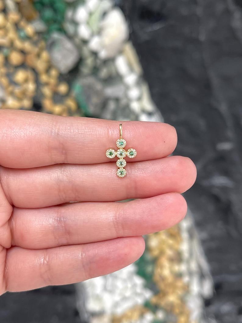 Donna Ciondolo a croce con smeraldo e diamante da 0,18 carati  Mini crocifisso impilabile in oro 14K in vendita