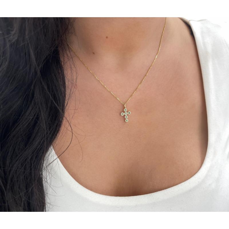 Ciondolo a croce con smeraldo e diamante da 0,18 carati  Mini crocifisso impilabile in oro 14K in vendita 1
