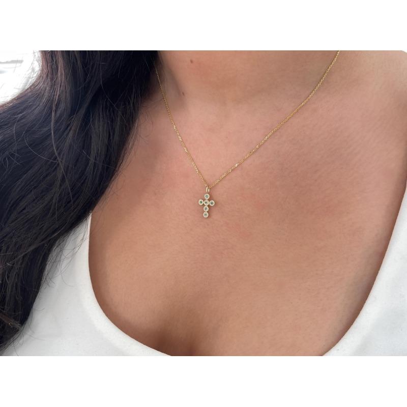 Ciondolo a croce con smeraldo e diamante da 0,18 carati  Mini crocifisso impilabile in oro 14K in vendita 2