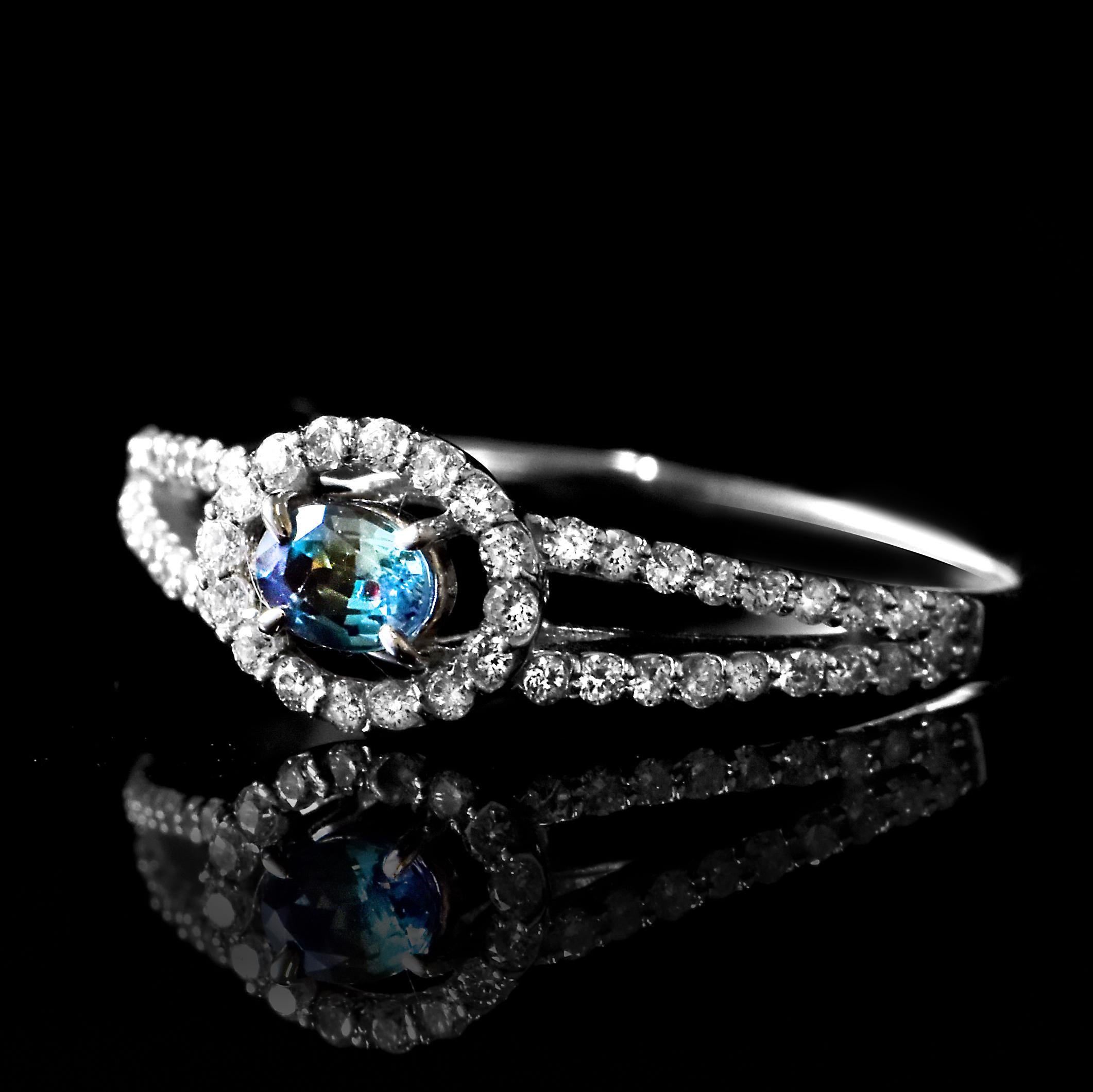 Uno splendido anello con un'Alessandrite brasiliana naturale di 0,19 carati e 0,29 carati di accenti di diamanti, realizzato in Nature. Le alessandriti producono un fenomeno naturale di cambiamento di colore: presentano un colore verde-bluastro