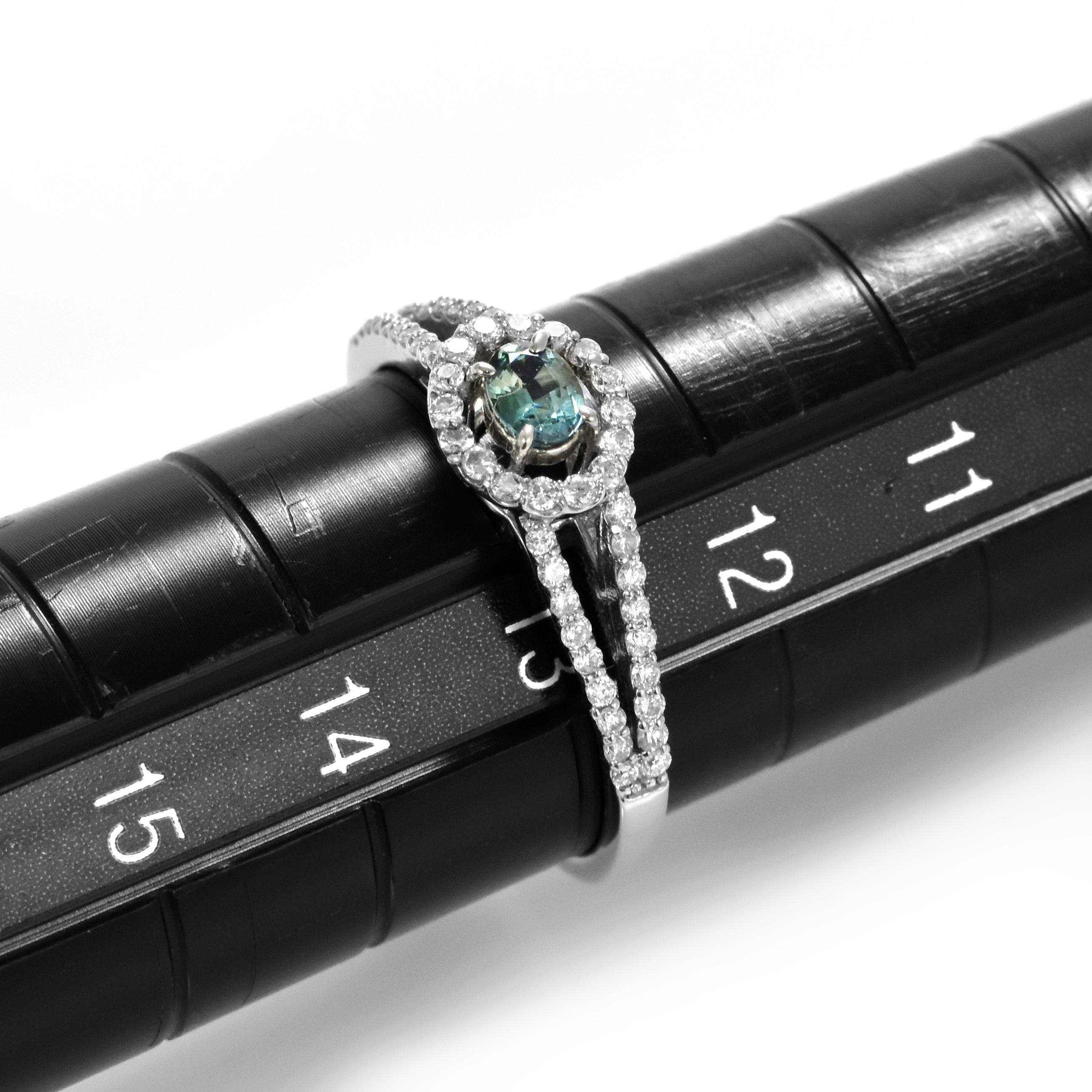 Moderno Anello con alessandrite brasiliana e diamante da 0,19 carati in platino in vendita