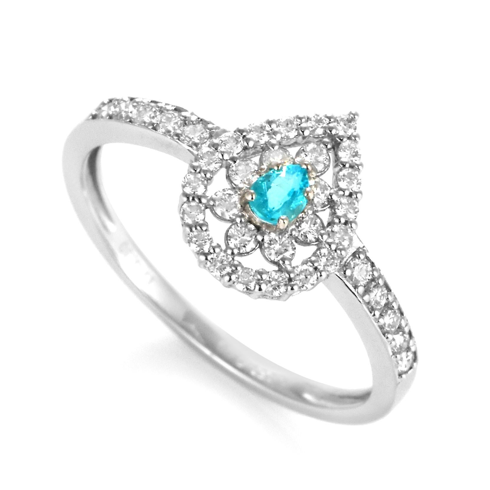 Un bellissimo anello con una tormalina Paraiba brasiliana naturale da 0,19 carati e 0,10 carati di accenti di diamante in platino. Le tormaline Paraiba sono state scoperte solo 30 anni fa nell'omonimo stato brasiliano, Paraiba. Da allora sono