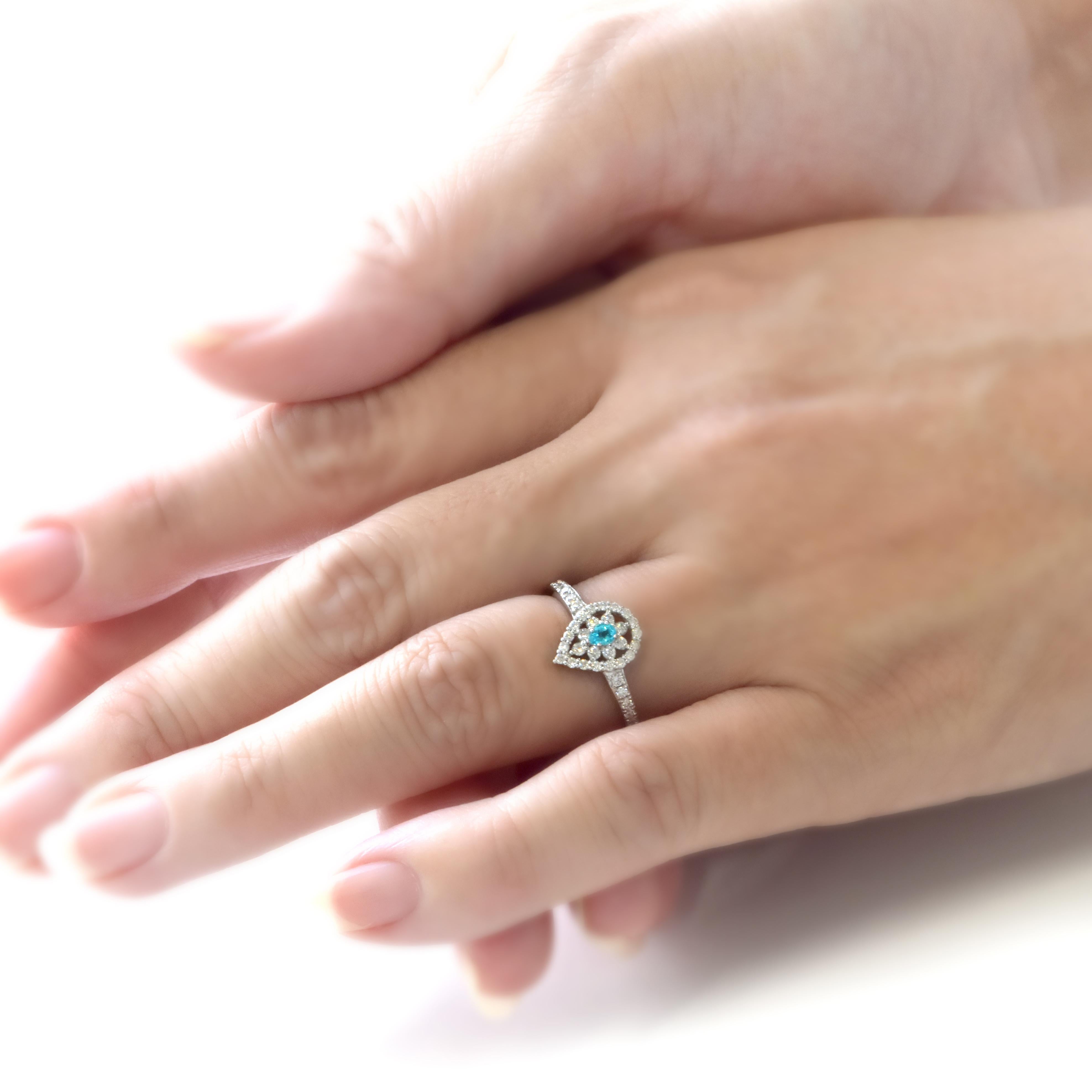 Moderno Anello con tormalina brasiliana Paraiba e diamanti da 0.19 carati con incastonatura in platino in vendita