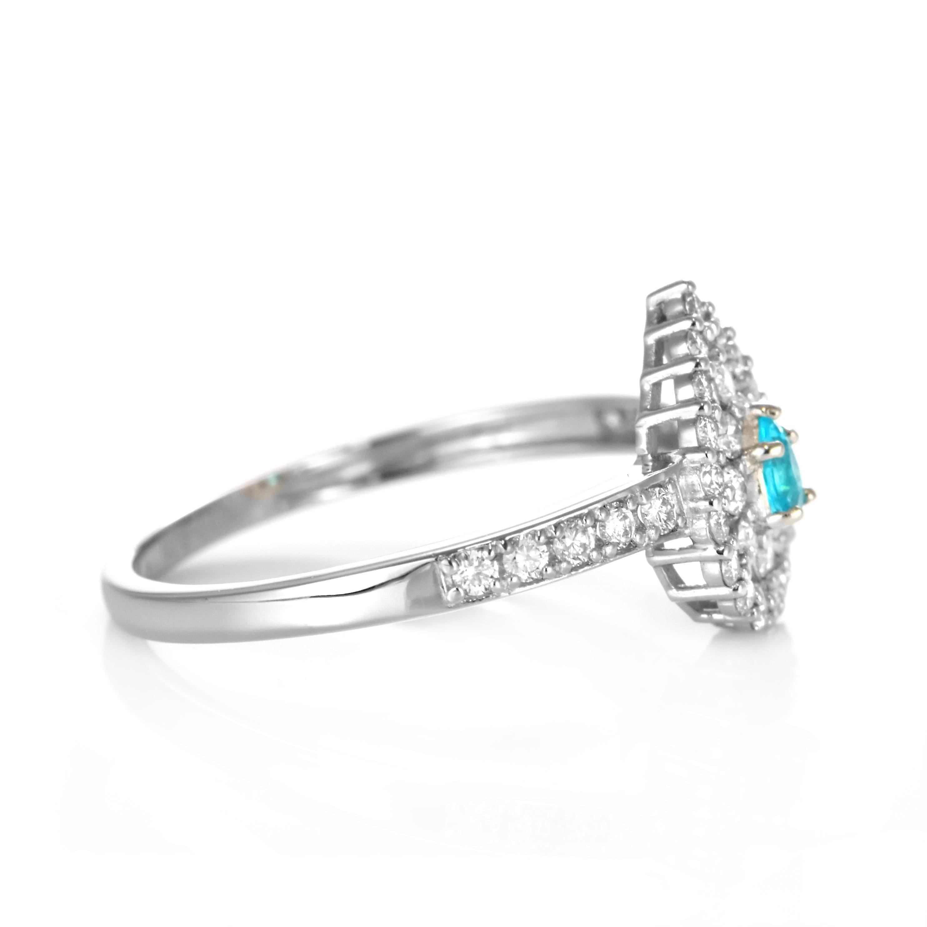 Anello con tormalina brasiliana Paraiba e diamanti da 0.19 carati con incastonatura in platino In condizioni Nuovo in vendita a Tokyo, JP