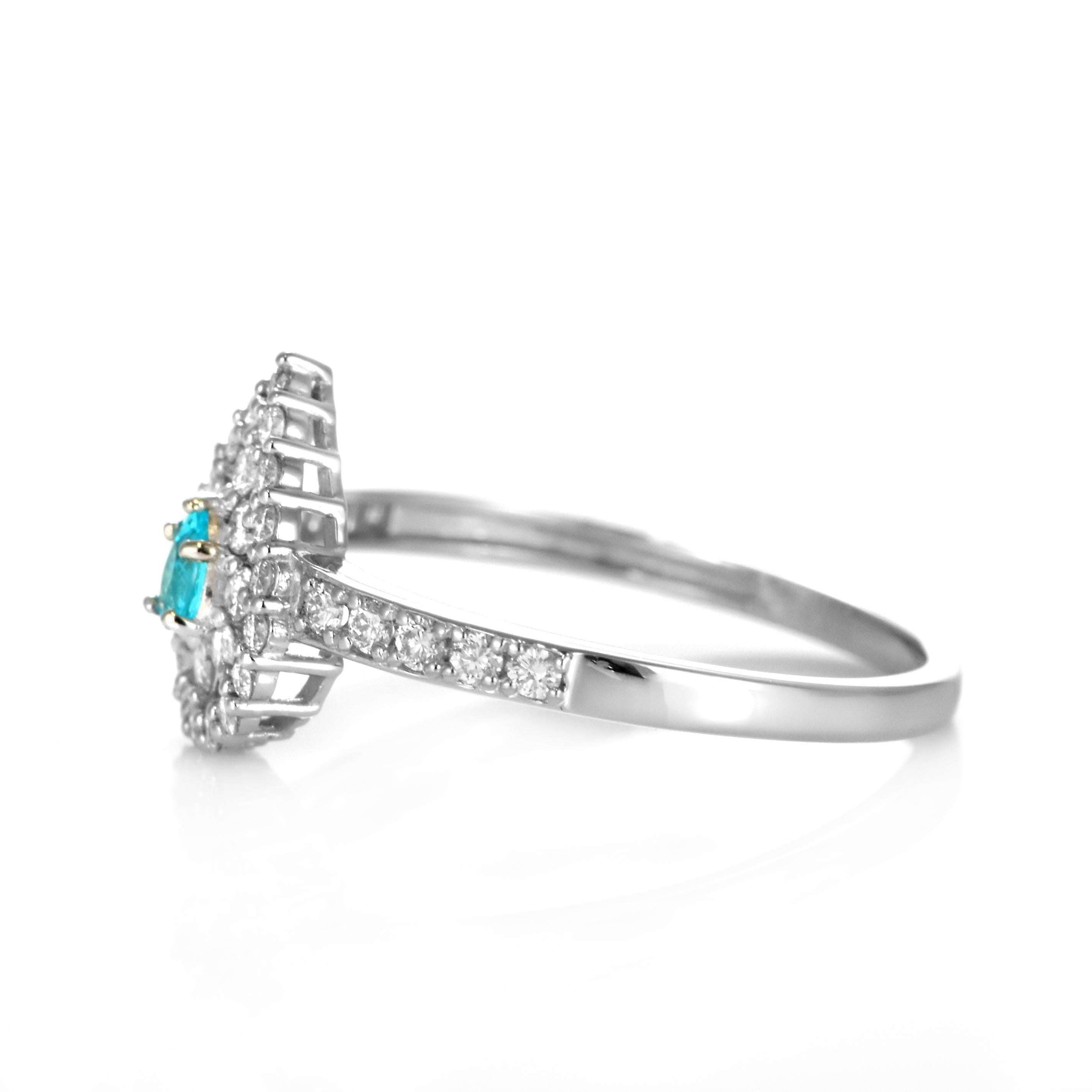 Anello con tormalina brasiliana Paraiba e diamanti da 0.19 carati con incastonatura in platino in vendita 1