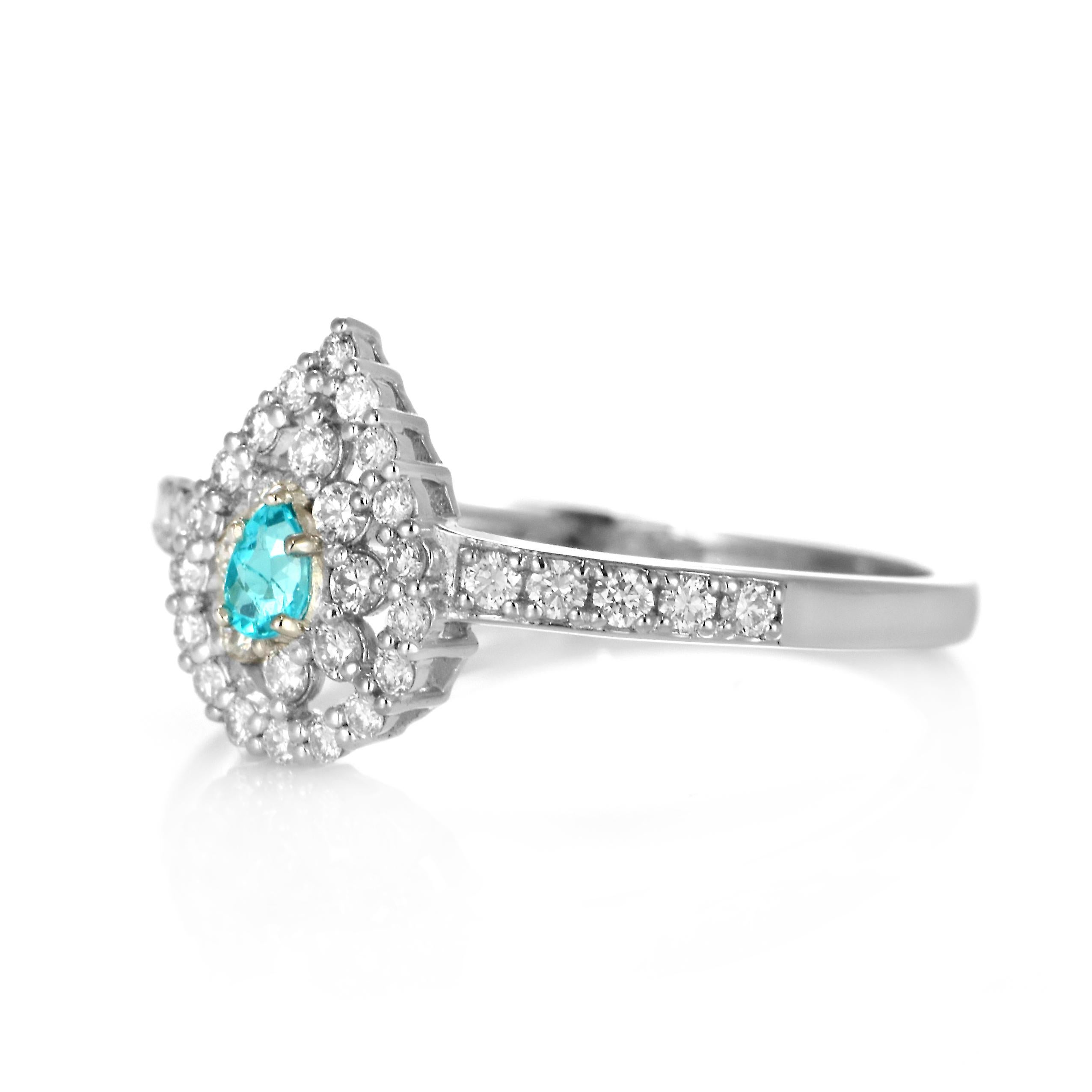 Anello con tormalina brasiliana Paraiba e diamanti da 0.19 carati con incastonatura in platino in vendita 2